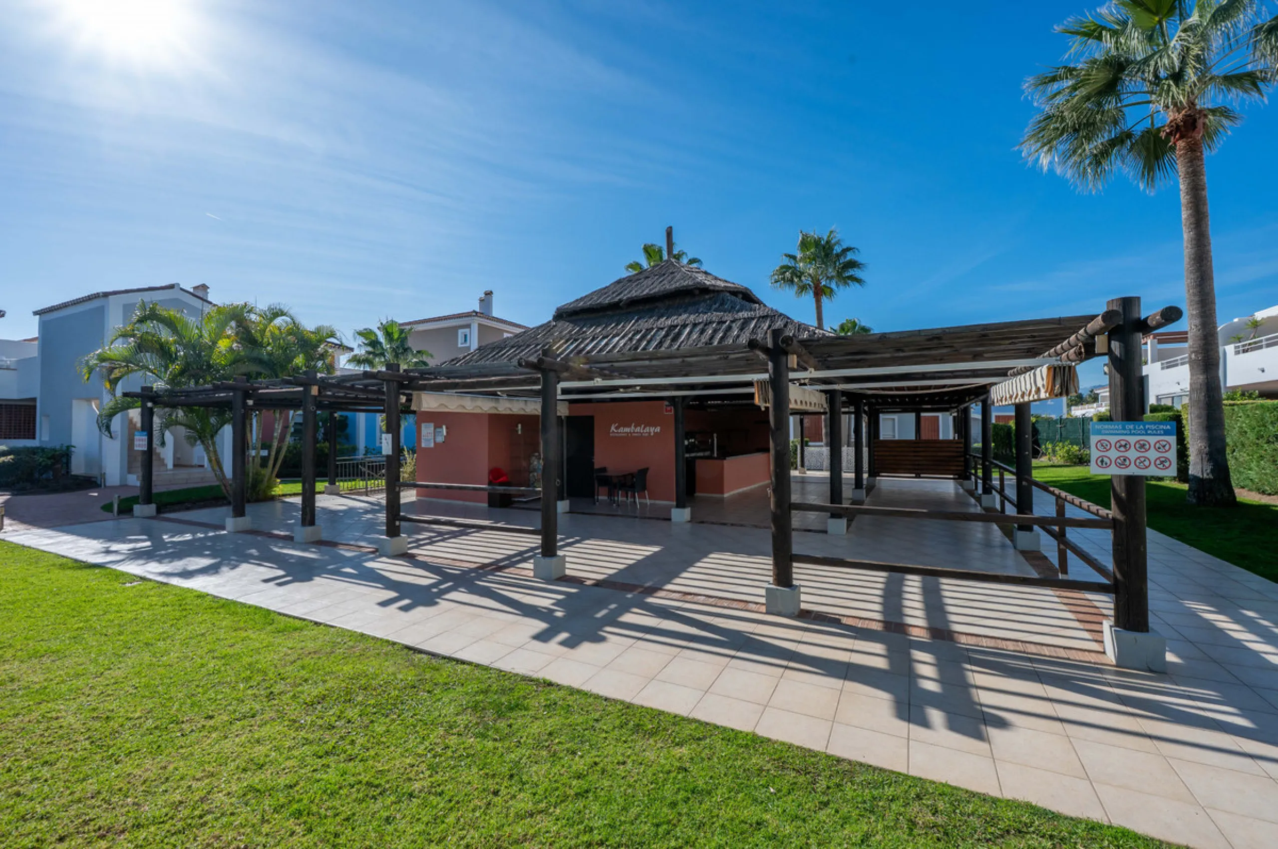 Located in the sought-after urbanisation Cortijo del Mar, this bright and well-presented 2-bedroom, 2-bathroom ground-floor apartment offers comfort, privacy, and excellent rental potential.