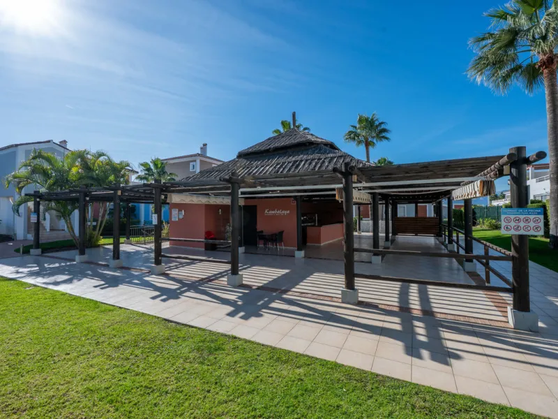 Located in the sought-after urbanisation Cortijo del Mar, this bright and well-presented 2-bedroom, 2-bathroom ground-floor apartment offers comfort, privacy, and excellent rental potential.