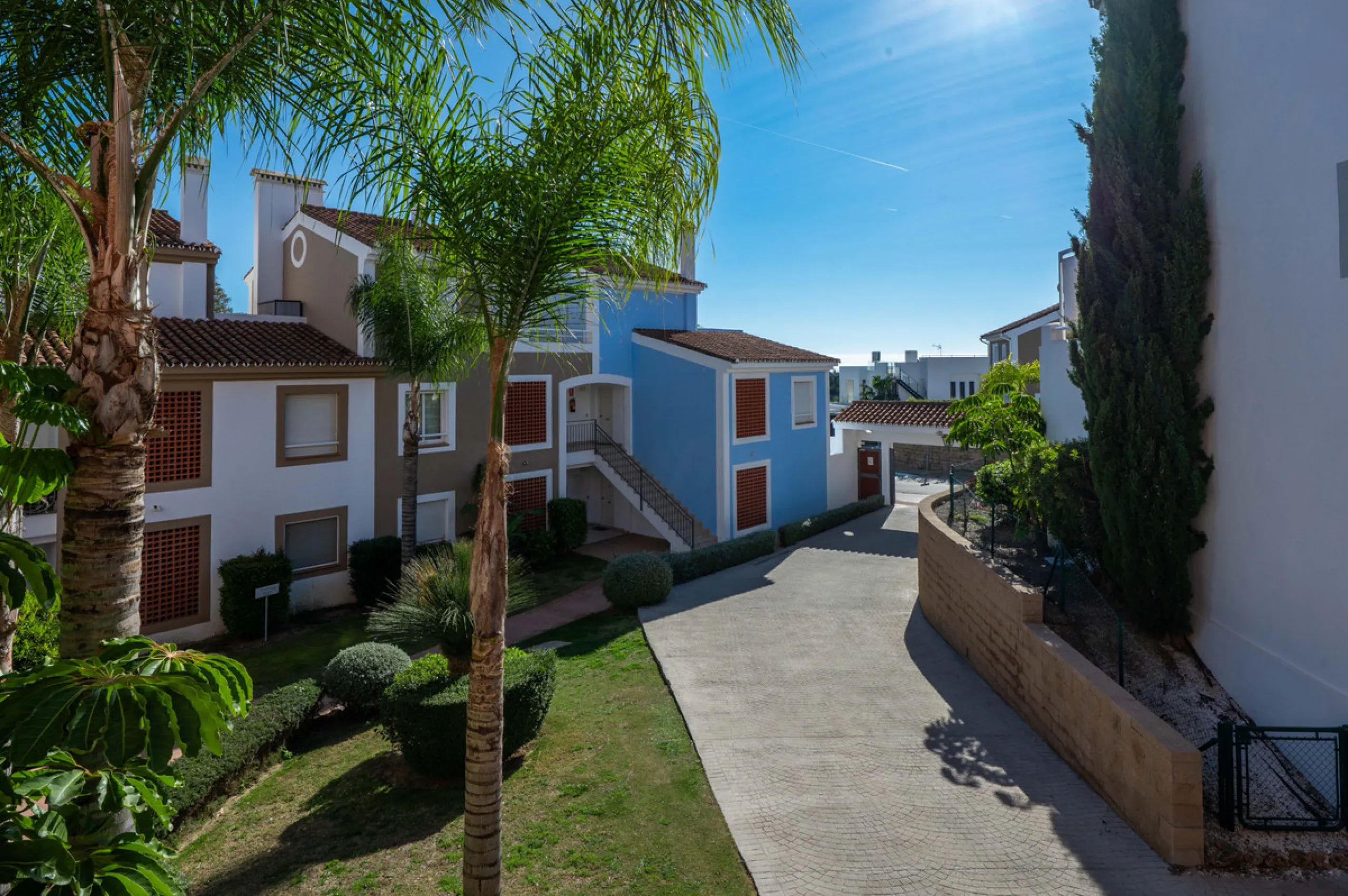 Located in the sought-after urbanisation Cortijo del Mar, this bright and well-presented 2-bedroom, 2-bathroom ground-floor apartment offers comfort, privacy, and excellent rental potential.