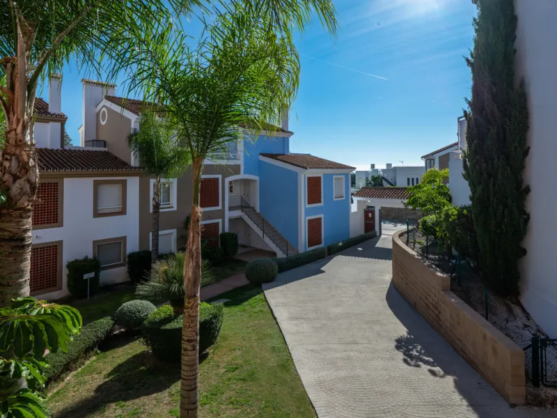 Located in the sought-after urbanisation Cortijo del Mar, this bright and well-presented 2-bedroom, 2-bathroom ground-floor apartment offers comfort, privacy, and excellent rental potential.