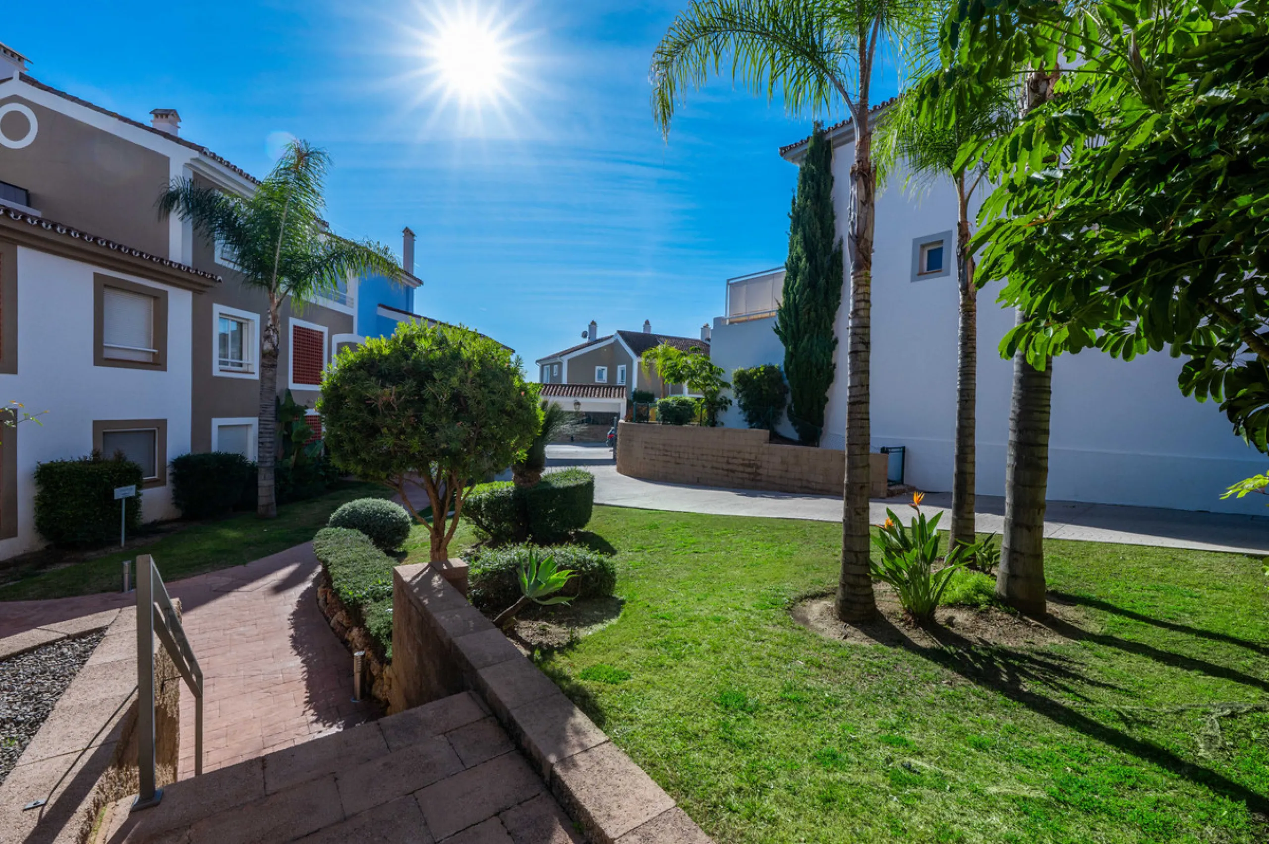 Located in the sought-after urbanisation Cortijo del Mar, this bright and well-presented 2-bedroom, 2-bathroom ground-floor apartment offers comfort, privacy, and excellent rental potential.