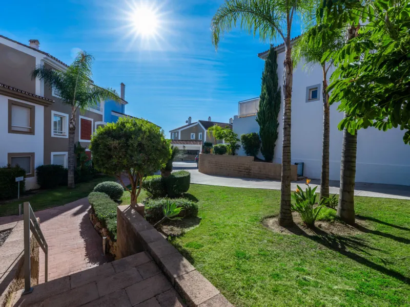 Located in the sought-after urbanisation Cortijo del Mar, this bright and well-presented 2-bedroom, 2-bathroom ground-floor apartment offers comfort, privacy, and excellent rental potential.