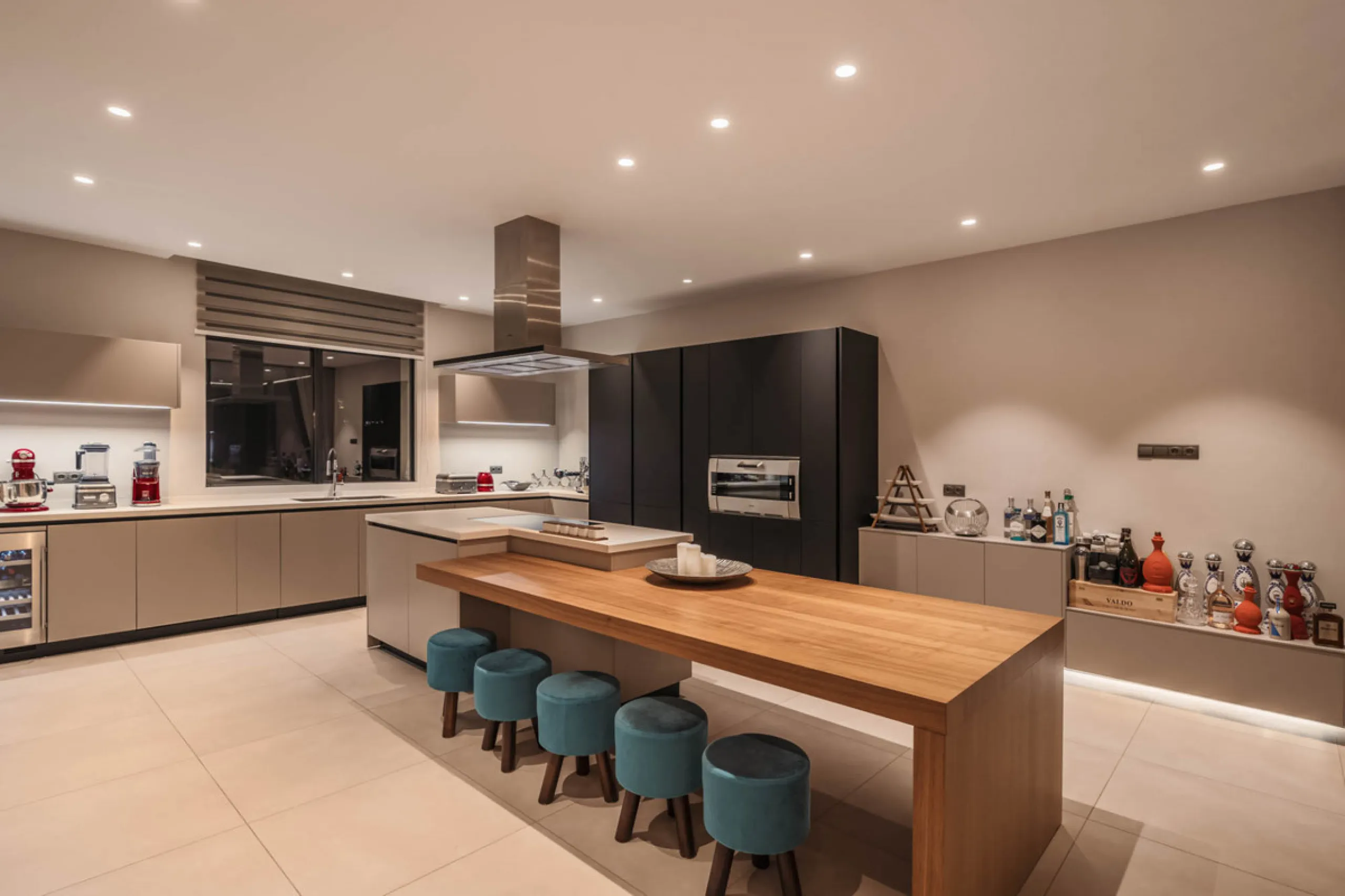 Designed by a distinguished architect, this villa is spread over two levels with an impressive built area. It features five luxurious bedrooms, each with its ensuite bathroom, an additional guest toilet, and a guest apartment that matches the main villa's