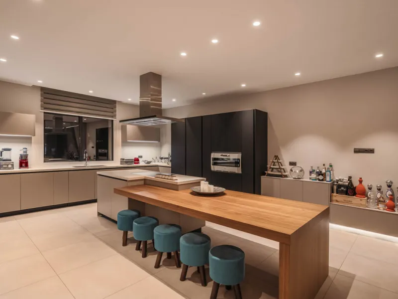 Designed by a distinguished architect, this villa is spread over two levels with an impressive built area. It features five luxurious bedrooms, each with its ensuite bathroom, an additional guest toilet, and a guest apartment that matches the main villa's