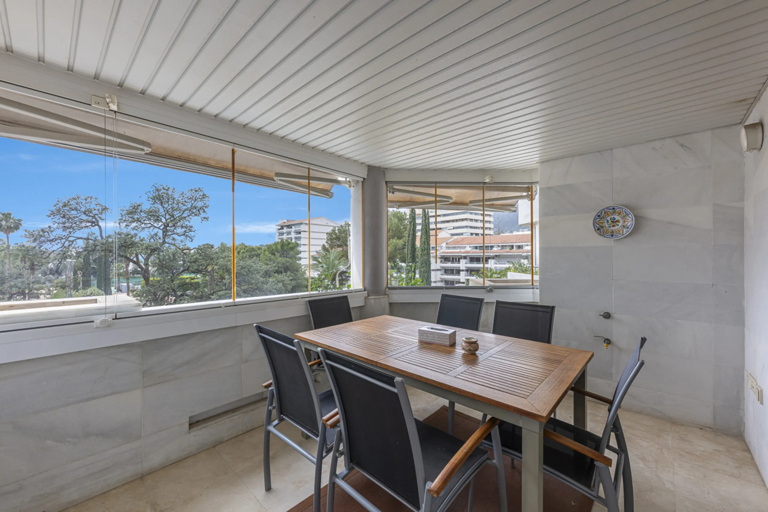 Apartment - Middle Floor Apartment в продаже в Marbella, Málaga. В доме 2 спален и 3 ванных комнат. Площадь дома 151 м²