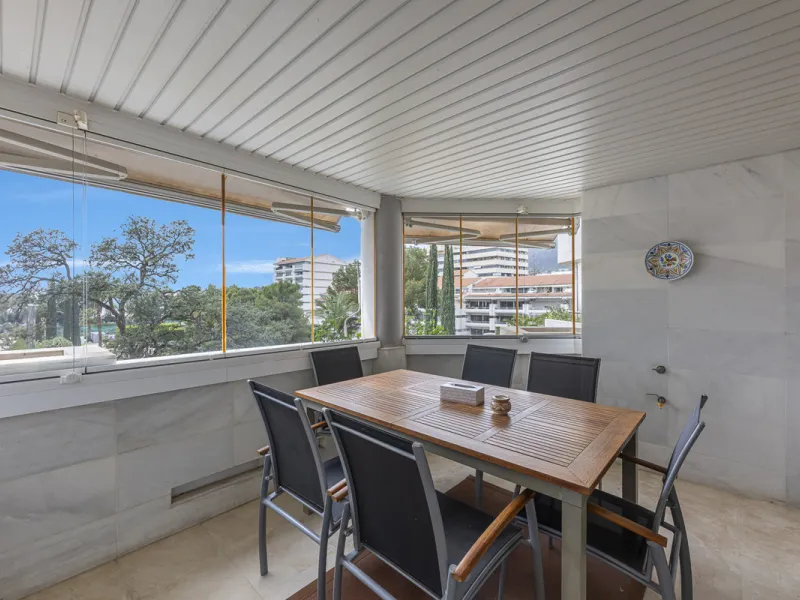 Apartment - Middle Floor Apartment в продаже в Marbella, Málaga. В доме 2 спален и 3 ванных комнат. Площадь дома 151 м²