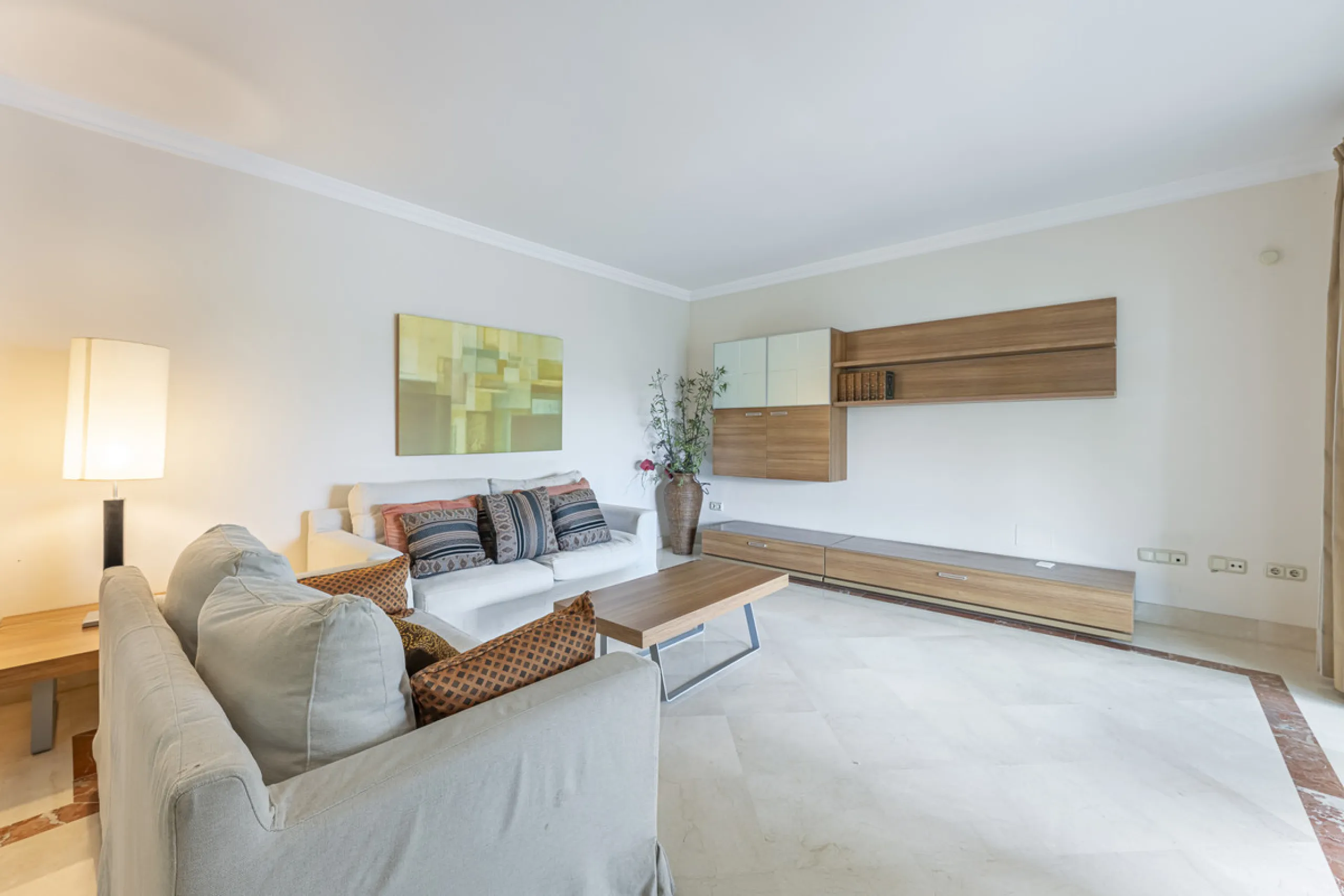 Apartment - Middle Floor Apartment в продаже в Marbella, Málaga. В доме 2 спален и 3 ванных комнат. Площадь дома 151 м²
