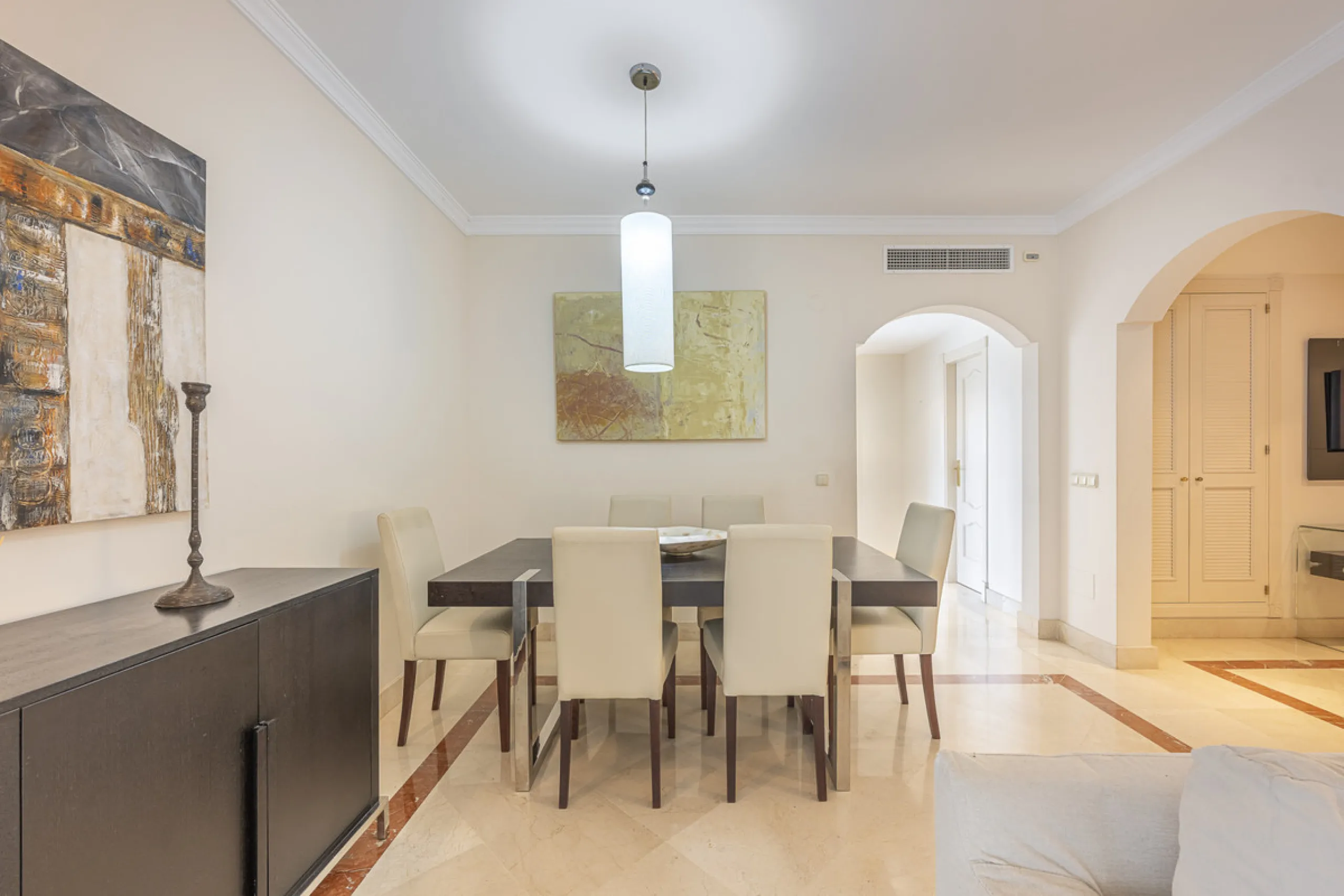 Apartment - Middle Floor Apartment в продаже в Marbella, Málaga. В доме 2 спален и 3 ванных комнат. Площадь дома 151 м²