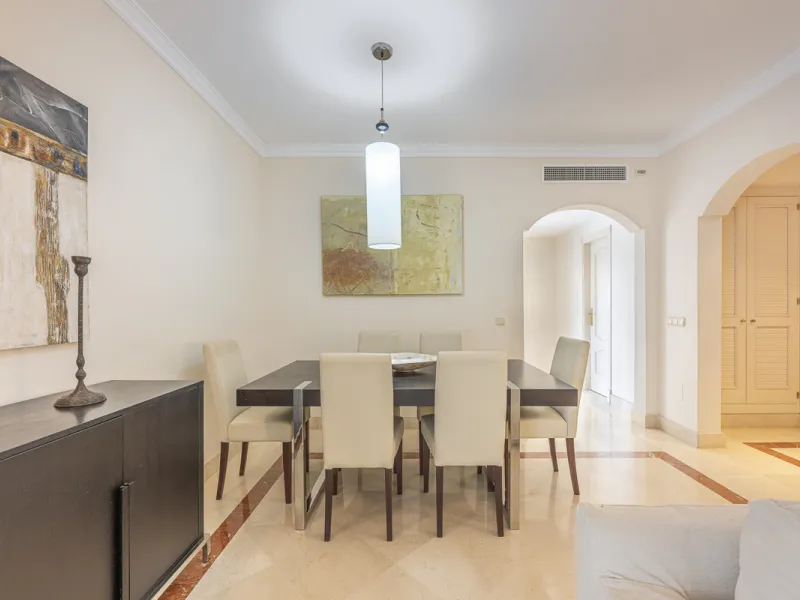 Apartment - Middle Floor Apartment в продаже в Marbella, Málaga. В доме 2 спален и 3 ванных комнат. Площадь дома 151 м²