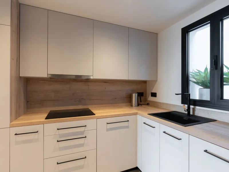 Experience modern Mediterranean living in this stunning 2-bedroom apartment within Marbella Lake, a prestigious gated community in the peaceful hills of Nueva Andalucía. Marbella Lake offers a harmonious blend of nature, comfort, and panoramic views, just