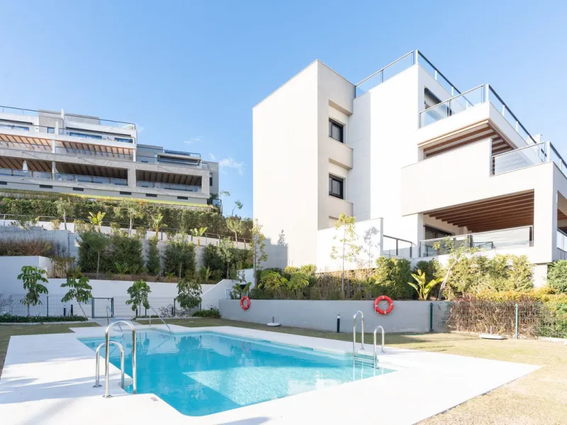 Experience modern Mediterranean living in this stunning 2-bedroom apartment within Marbella Lake, a prestigious gated community in the peaceful hills of Nueva Andalucía. Marbella Lake offers a harmonious blend of nature, comfort, and panoramic views, just