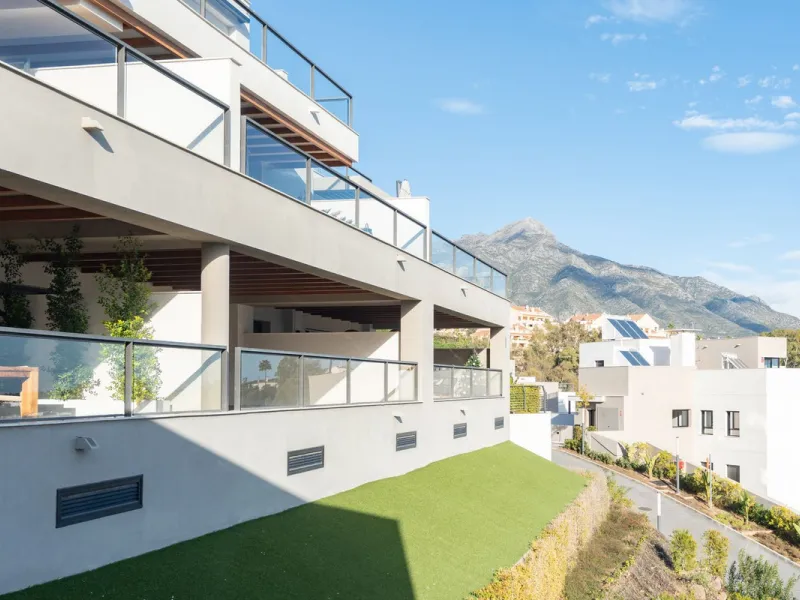 Experience modern Mediterranean living in this stunning 2-bedroom apartment within Marbella Lake, a prestigious gated community in the peaceful hills of Nueva Andalucía. Marbella Lake offers a harmonious blend of nature, comfort, and panoramic views, just