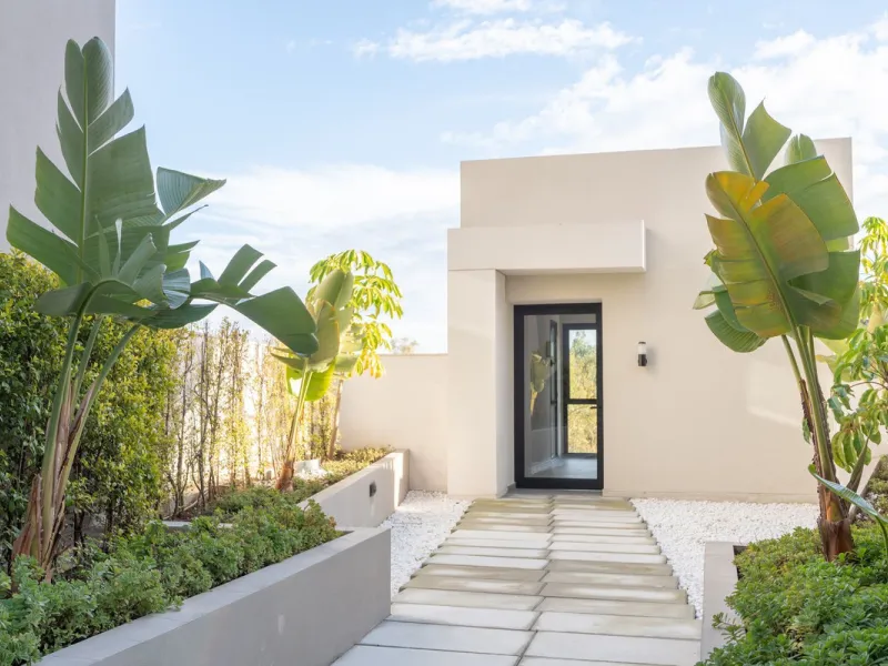 Experience modern Mediterranean living in this stunning 2-bedroom apartment within Marbella Lake, a prestigious gated community in the peaceful hills of Nueva Andalucía. Marbella Lake offers a harmonious blend of nature, comfort, and panoramic views, just