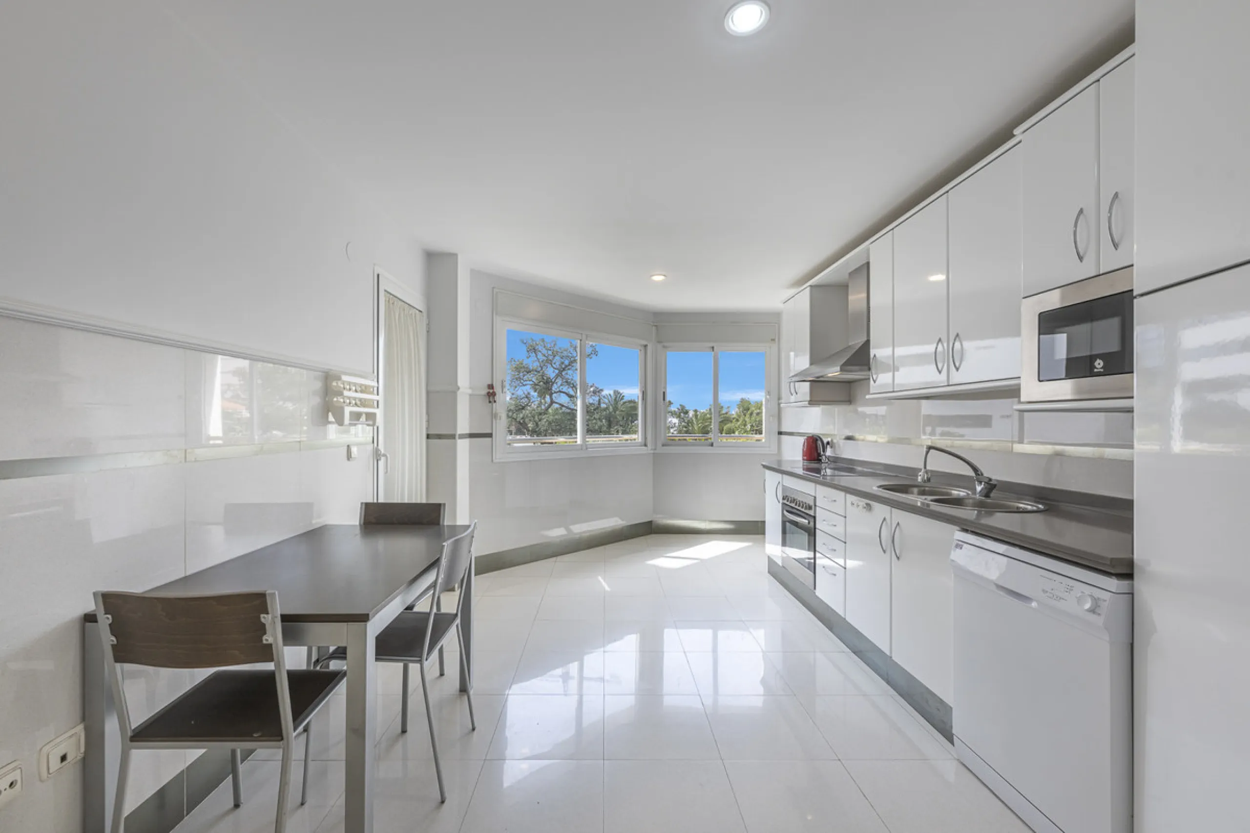 Apartment - Middle Floor Apartment в продаже в Marbella, Málaga. В доме 2 спален и 3 ванных комнат. Площадь дома 151 м²