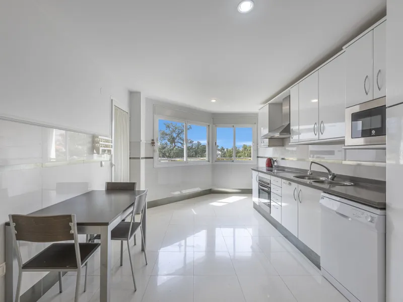Apartment - Middle Floor Apartment в продаже в Marbella, Málaga. В доме 2 спален и 3 ванных комнат. Площадь дома 151 м²