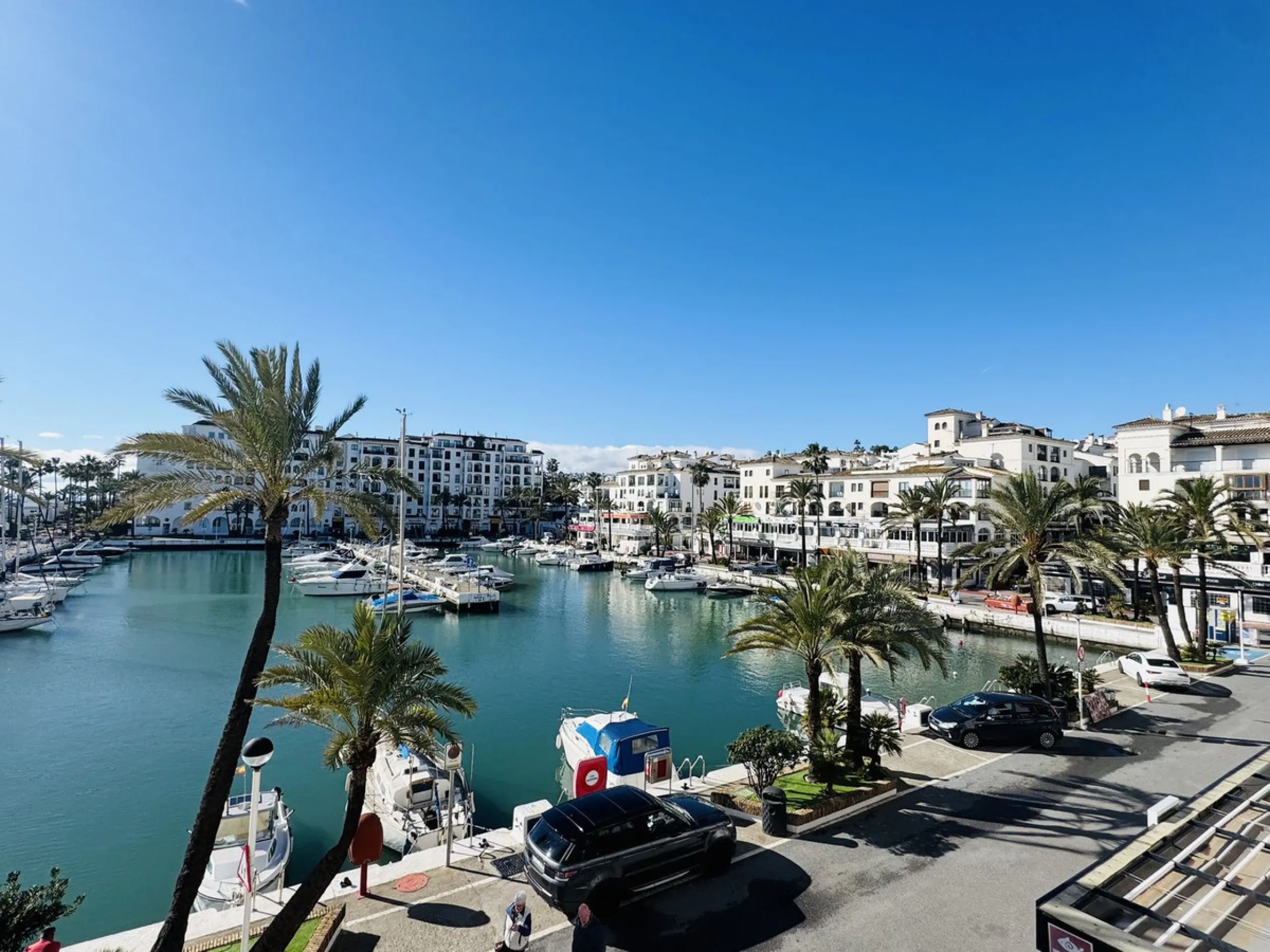 Frontline South-Facing Apartment – Duquesa Marina.