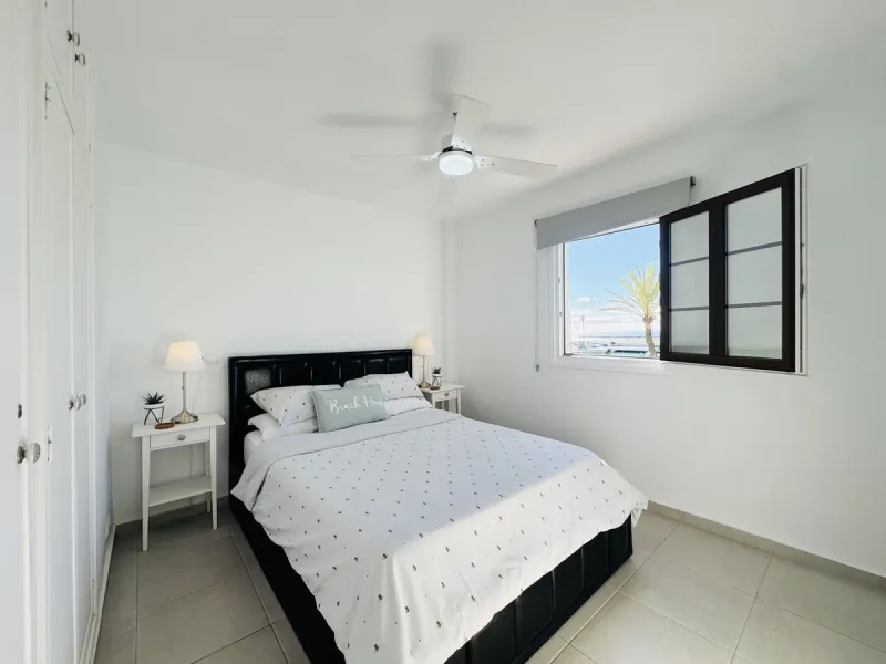 Frontline South-Facing Apartment – Duquesa Marina.