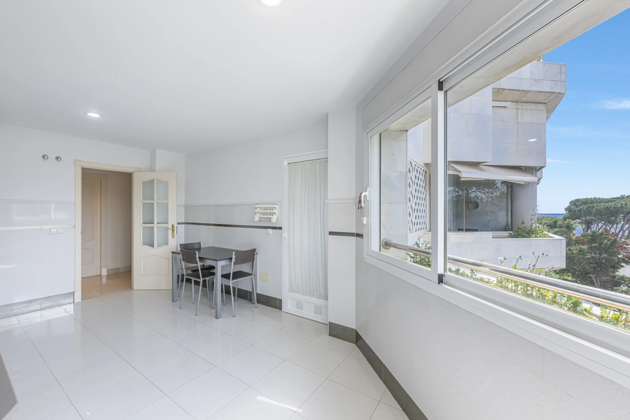 Apartment - Middle Floor Apartment в продаже в Marbella, Málaga. В доме 2 спален и 3 ванных комнат. Площадь дома 151 м²