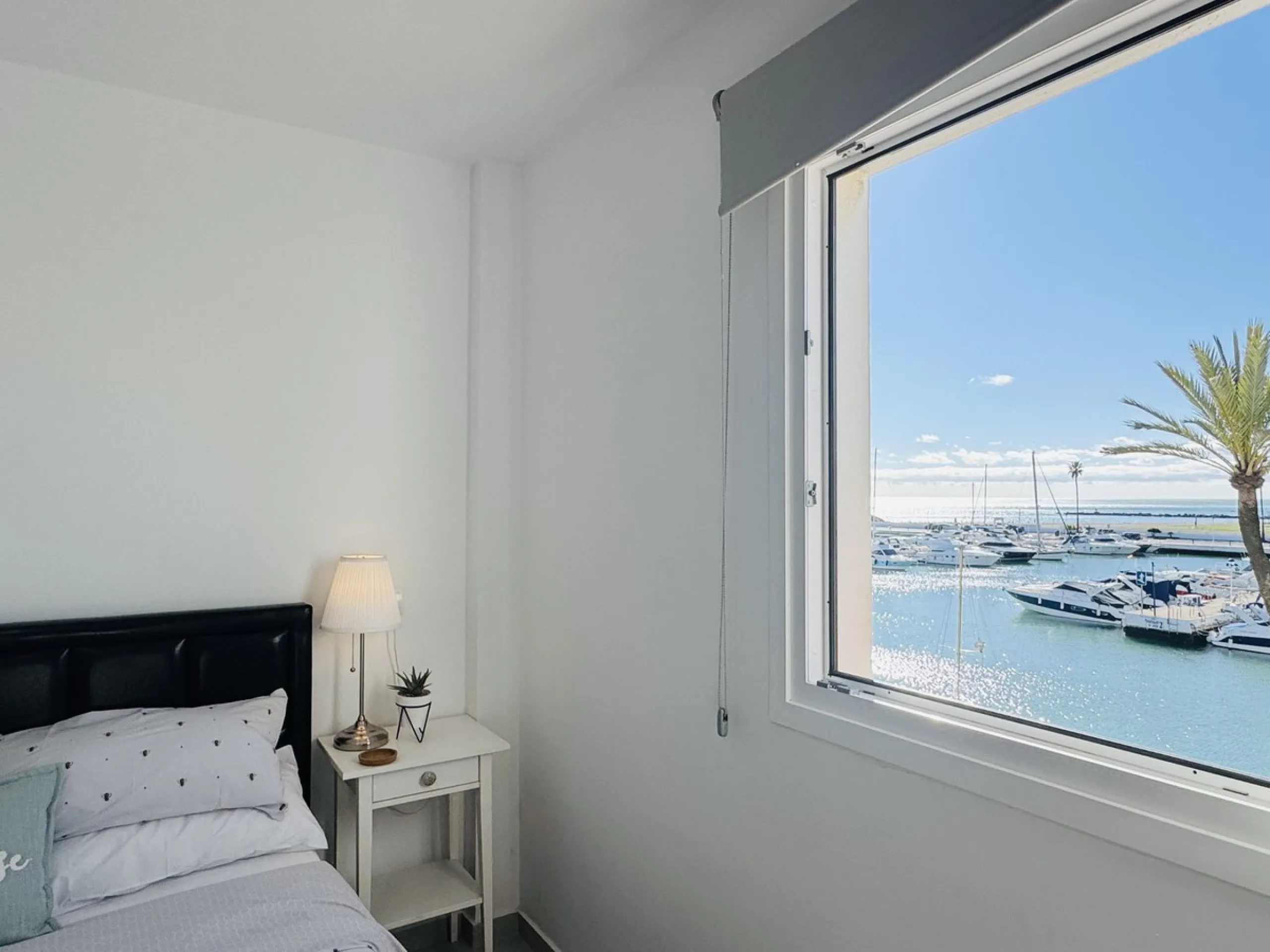 Frontline South-Facing Apartment – Duquesa Marina.