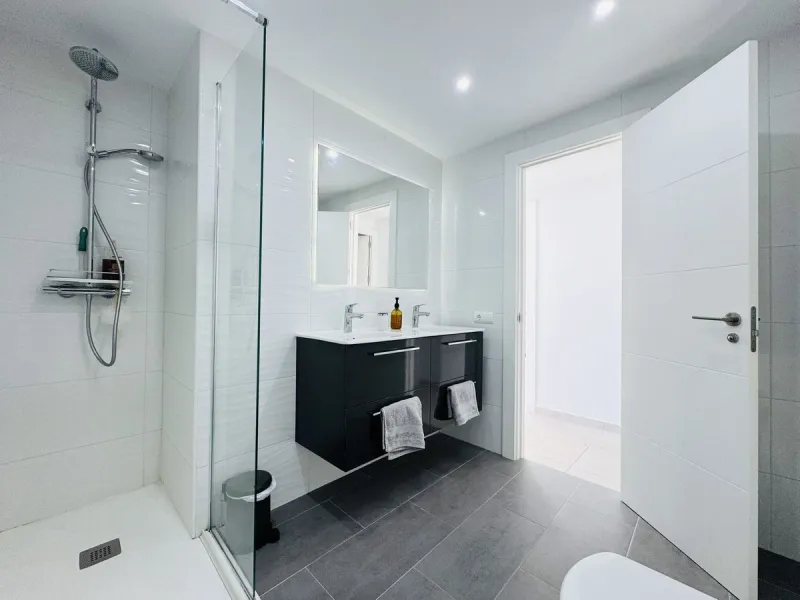 Frontline South-Facing Apartment – Duquesa Marina.