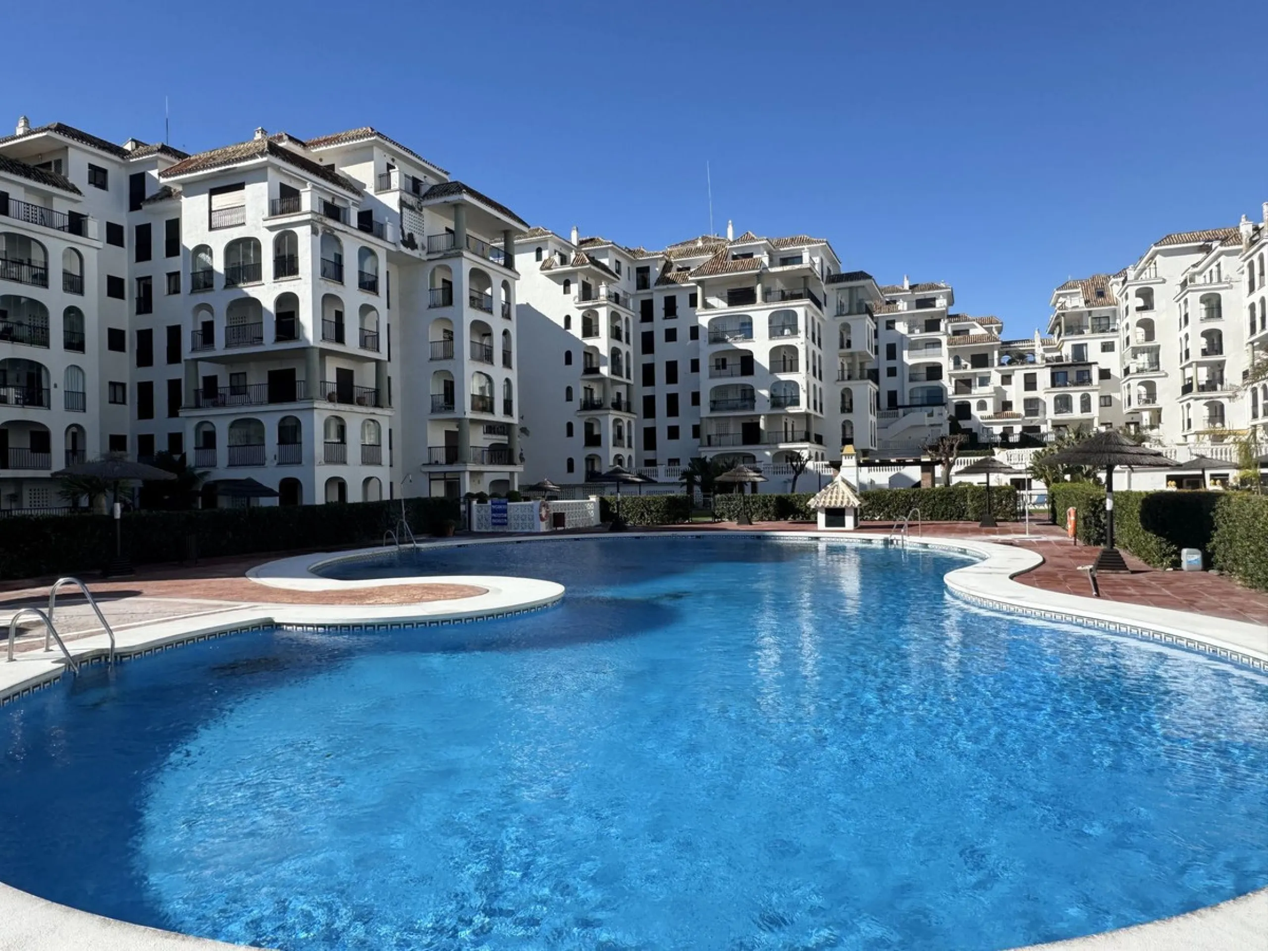 Frontline South-Facing Apartment – Duquesa Marina.