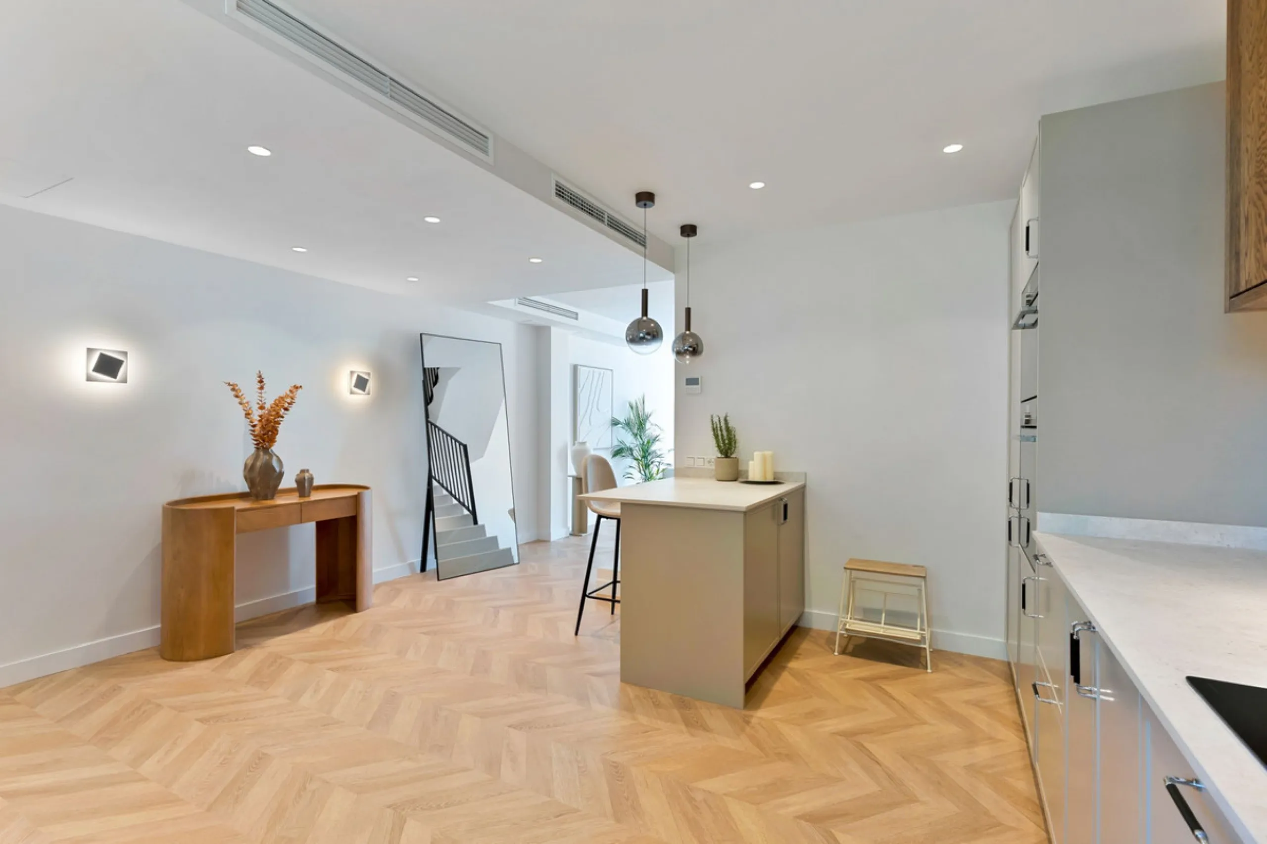 Nestled in the peaceful and prestigious Nagüeles area, right next to the foothills of La Concha and its surrounding national park, you'll find Casa Montana – a newly built home where no detail has been overlooked.