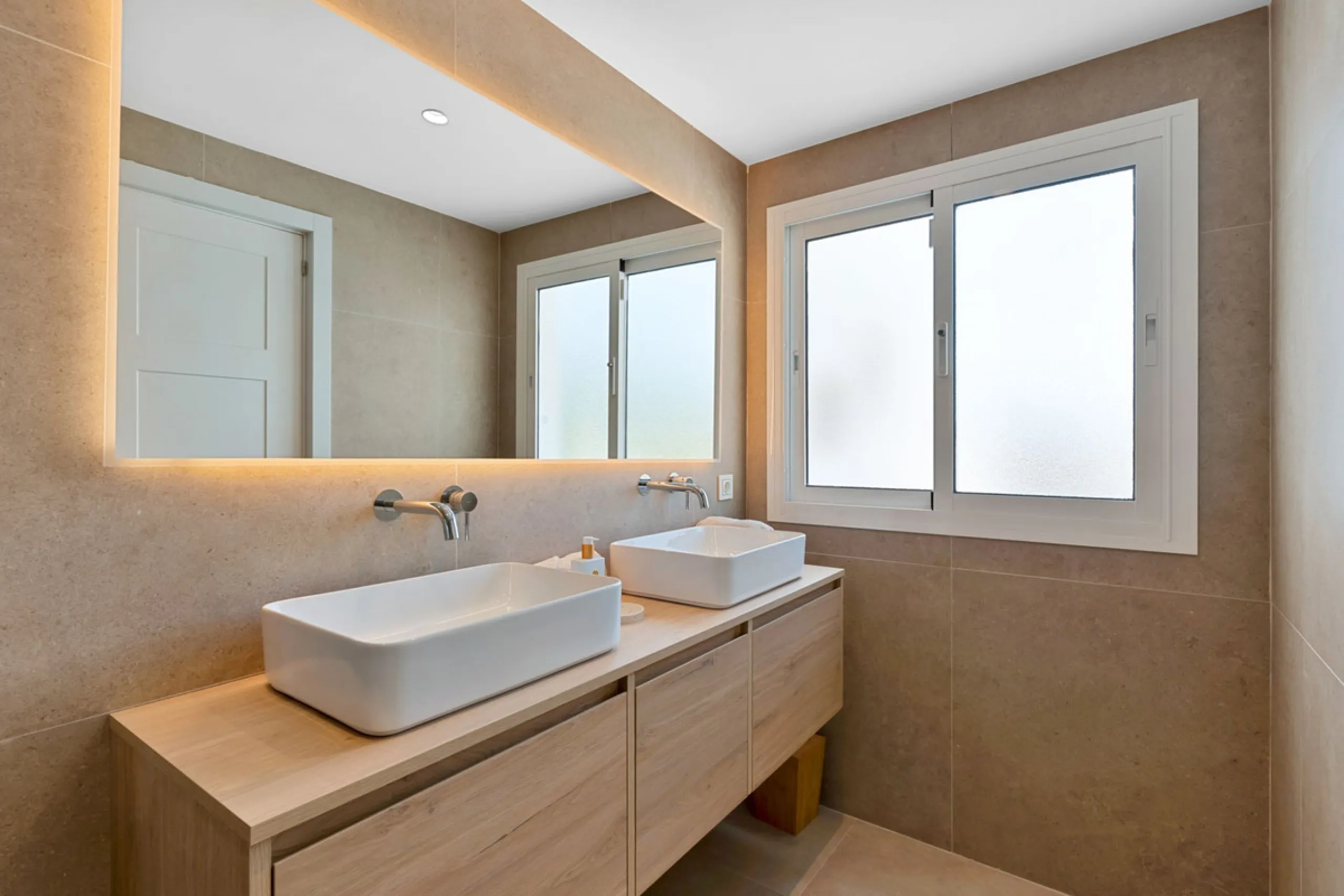 Nestled in the peaceful and prestigious Nagüeles area, right next to the foothills of La Concha and its surrounding national park, you'll find Casa Montana – a newly built home where no detail has been overlooked.