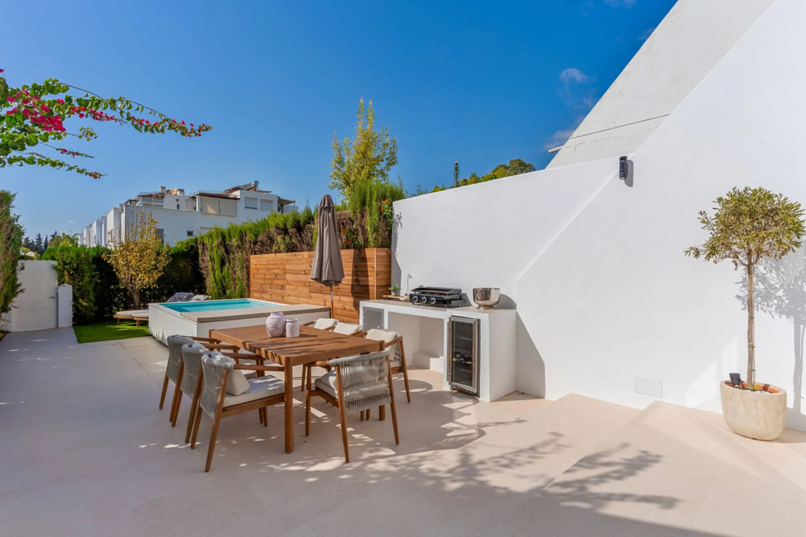 Nestled in the peaceful and prestigious Nagüeles area, right next to the foothills of La Concha and its surrounding national park, you'll find Casa Montana – a newly built home where no detail has been overlooked.