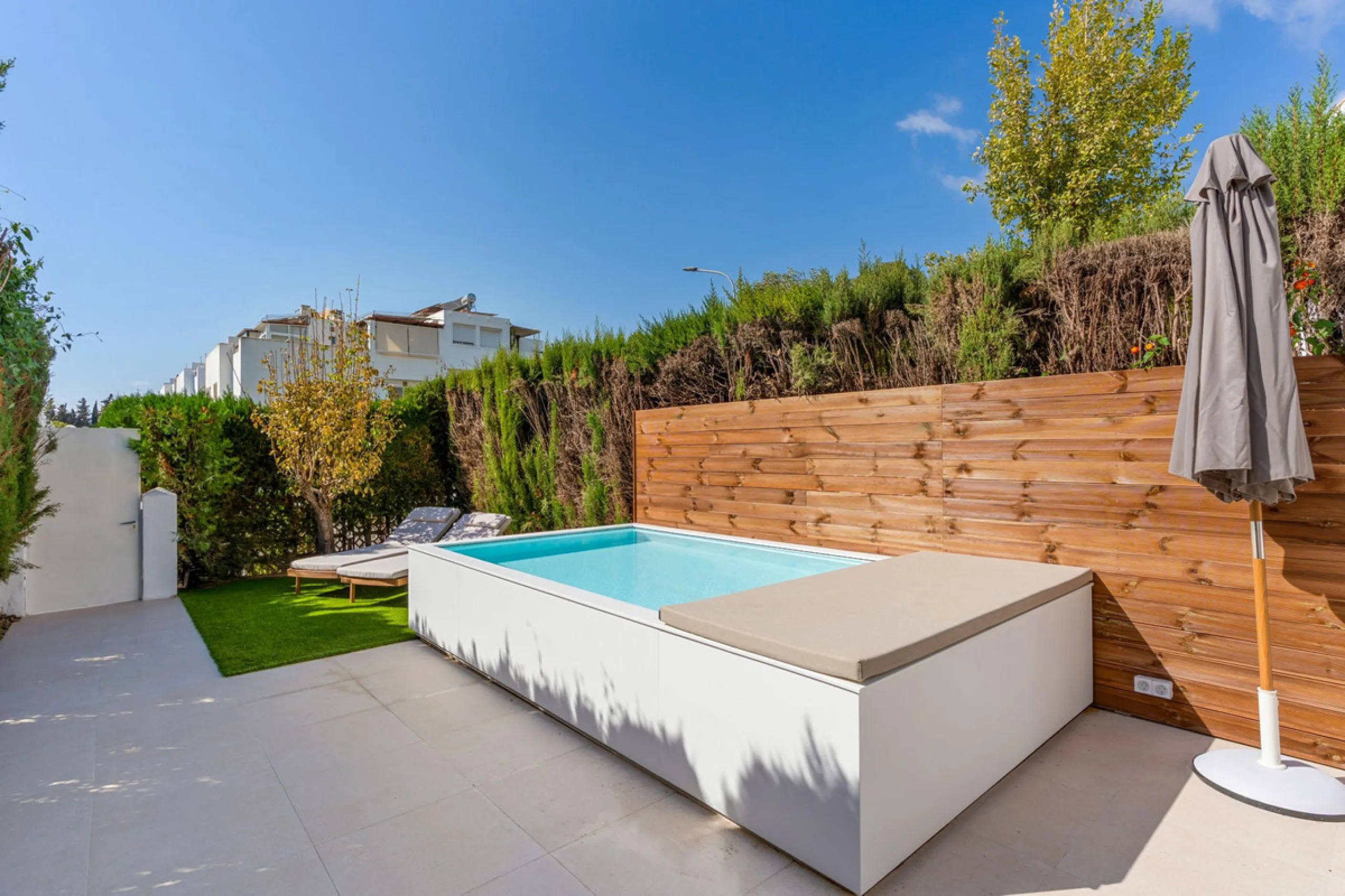 Nestled in the peaceful and prestigious Nagüeles area, right next to the foothills of La Concha and its surrounding national park, you'll find Casa Montana – a newly built home where no detail has been overlooked.