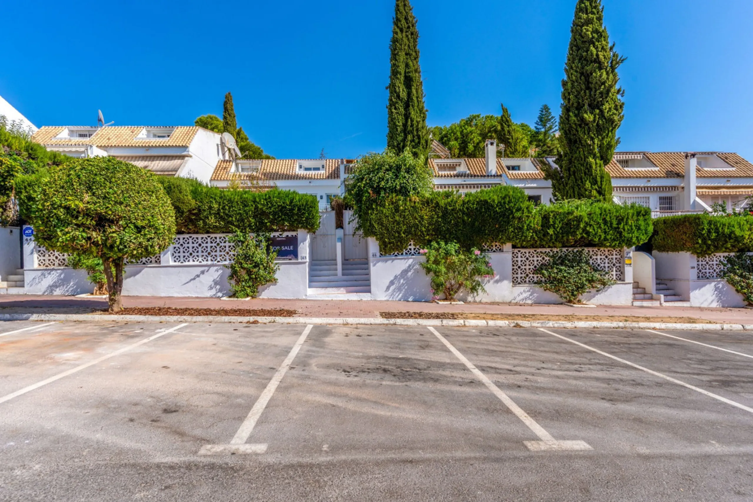 Nestled in the peaceful and prestigious Nagüeles area, right next to the foothills of La Concha and its surrounding national park, you'll find Casa Montana – a newly built home where no detail has been overlooked.