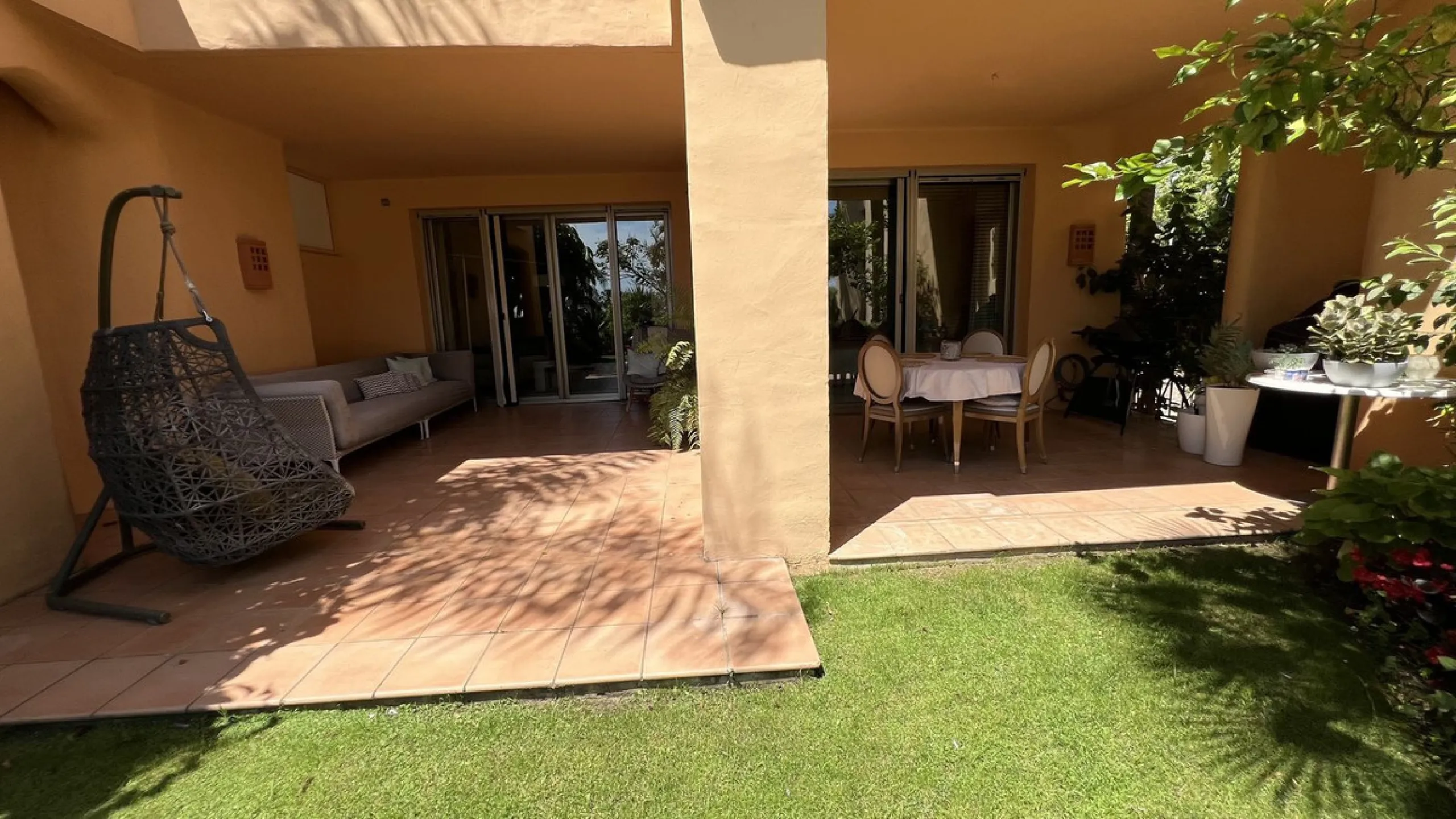Located in the prestigious gated community of Mansion Club, in the heart of the renowned Sierra Blanca area, this elegant three-bedroom apartment offers an exclusive residential environment, surrounded by lush tropical gardens and an atmosphere of absolut