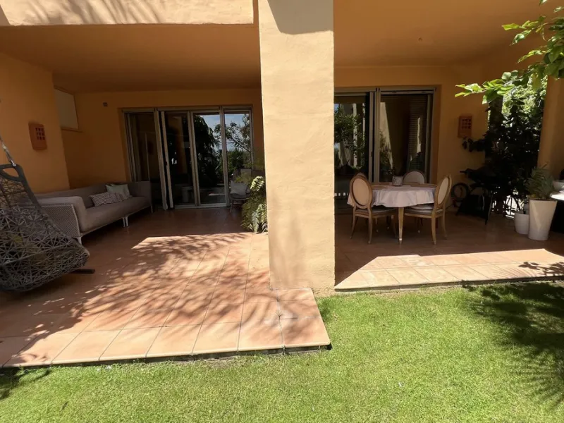 Located in the prestigious gated community of Mansion Club, in the heart of the renowned Sierra Blanca area, this elegant three-bedroom apartment offers an exclusive residential environment, surrounded by lush tropical gardens and an atmosphere of absolut