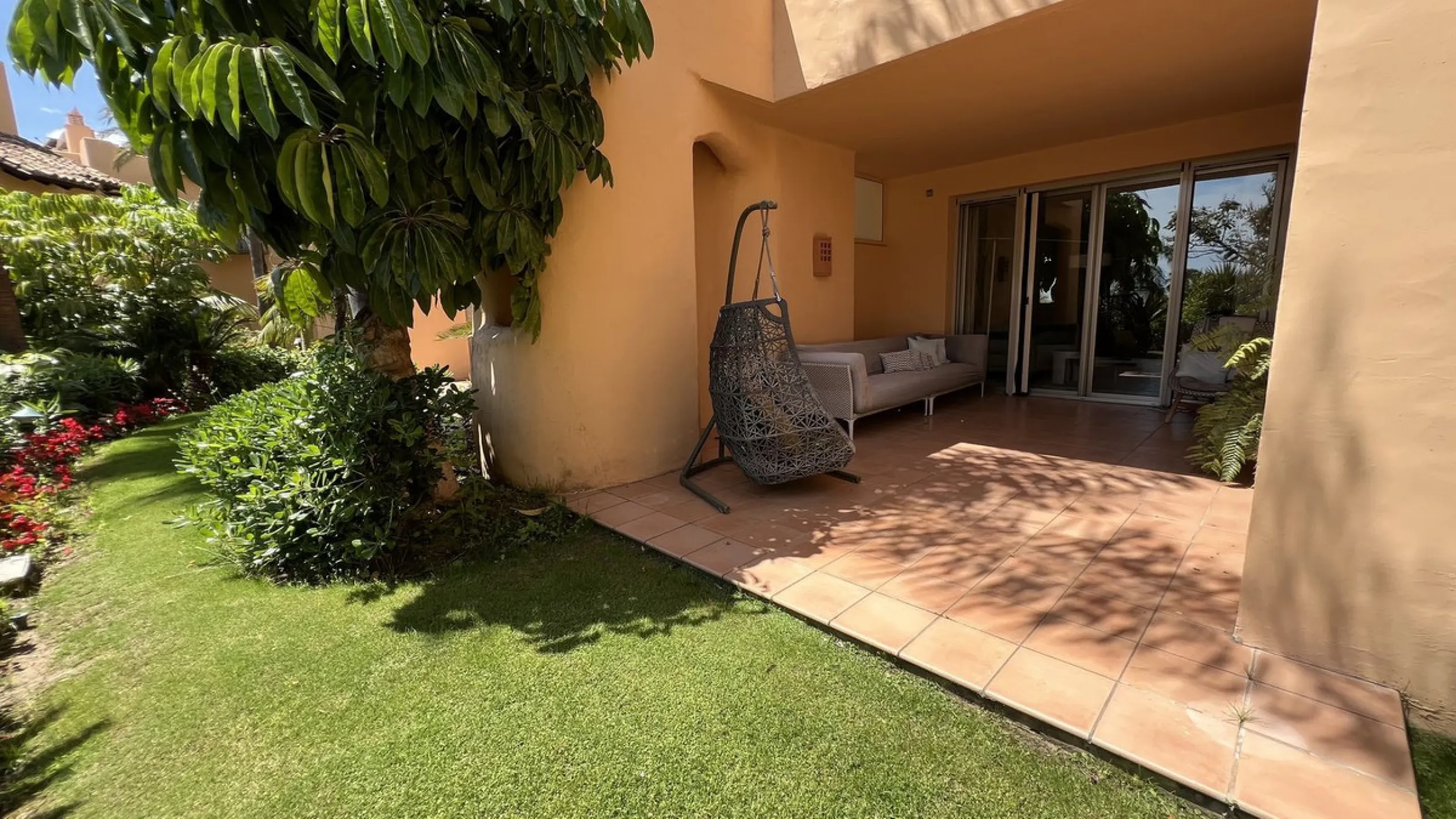 Located in the prestigious gated community of Mansion Club, in the heart of the renowned Sierra Blanca area, this elegant three-bedroom apartment offers an exclusive residential environment, surrounded by lush tropical gardens and an atmosphere of absolut