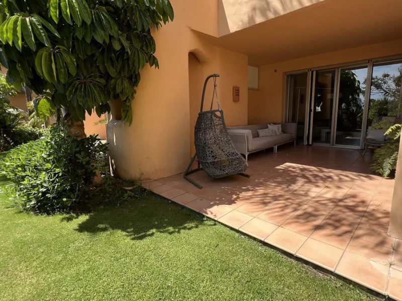 Located in the prestigious gated community of Mansion Club, in the heart of the renowned Sierra Blanca area, this elegant three-bedroom apartment offers an exclusive residential environment, surrounded by lush tropical gardens and an atmosphere of absolut