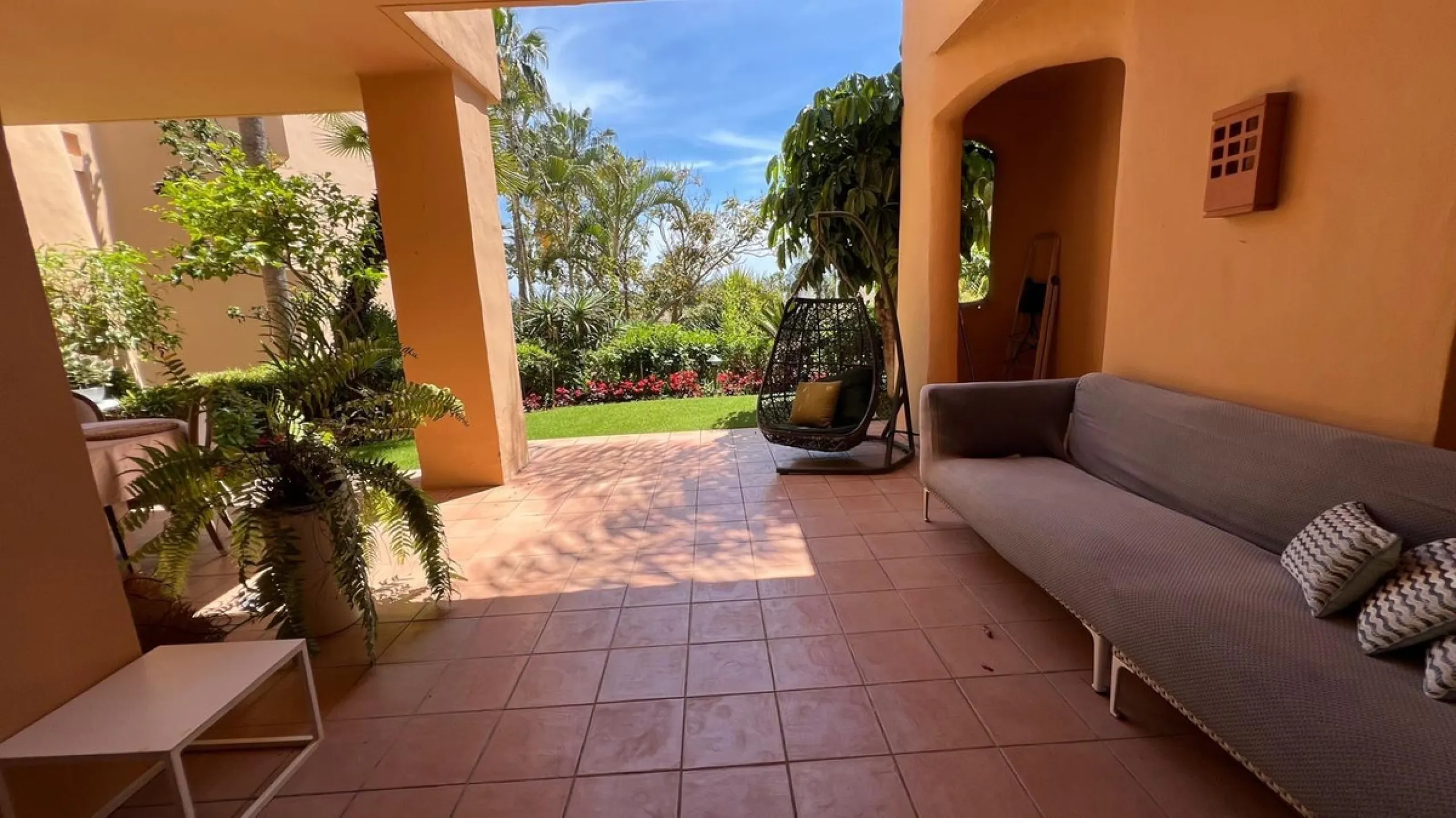 Located in the prestigious gated community of Mansion Club, in the heart of the renowned Sierra Blanca area, this elegant three-bedroom apartment offers an exclusive residential environment, surrounded by lush tropical gardens and an atmosphere of absolut