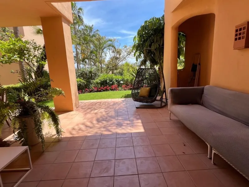 Located in the prestigious gated community of Mansion Club, in the heart of the renowned Sierra Blanca area, this elegant three-bedroom apartment offers an exclusive residential environment, surrounded by lush tropical gardens and an atmosphere of absolut