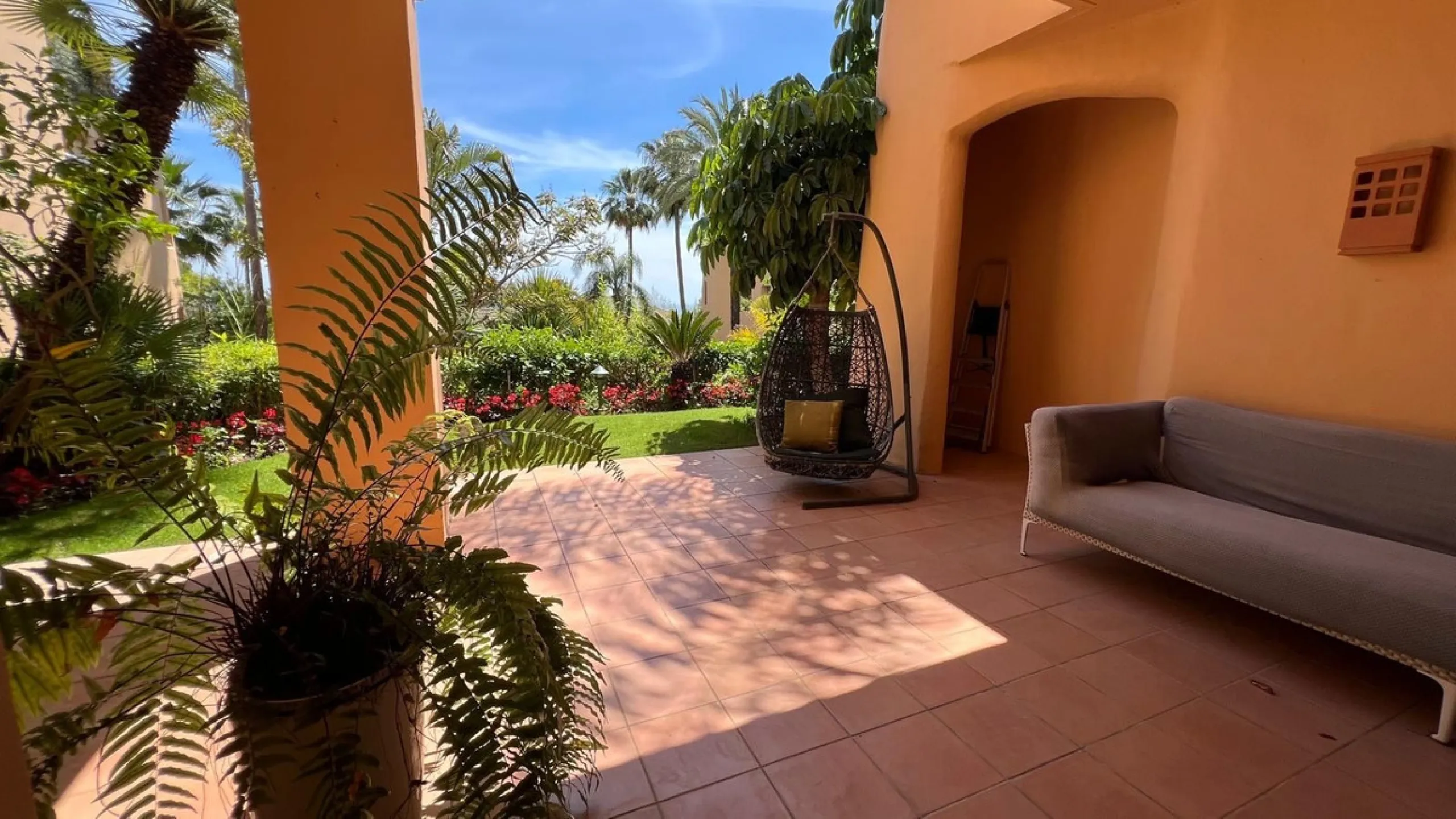 Located in the prestigious gated community of Mansion Club, in the heart of the renowned Sierra Blanca area, this elegant three-bedroom apartment offers an exclusive residential environment, surrounded by lush tropical gardens and an atmosphere of absolut