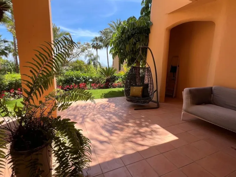 Located in the prestigious gated community of Mansion Club, in the heart of the renowned Sierra Blanca area, this elegant three-bedroom apartment offers an exclusive residential environment, surrounded by lush tropical gardens and an atmosphere of absolut