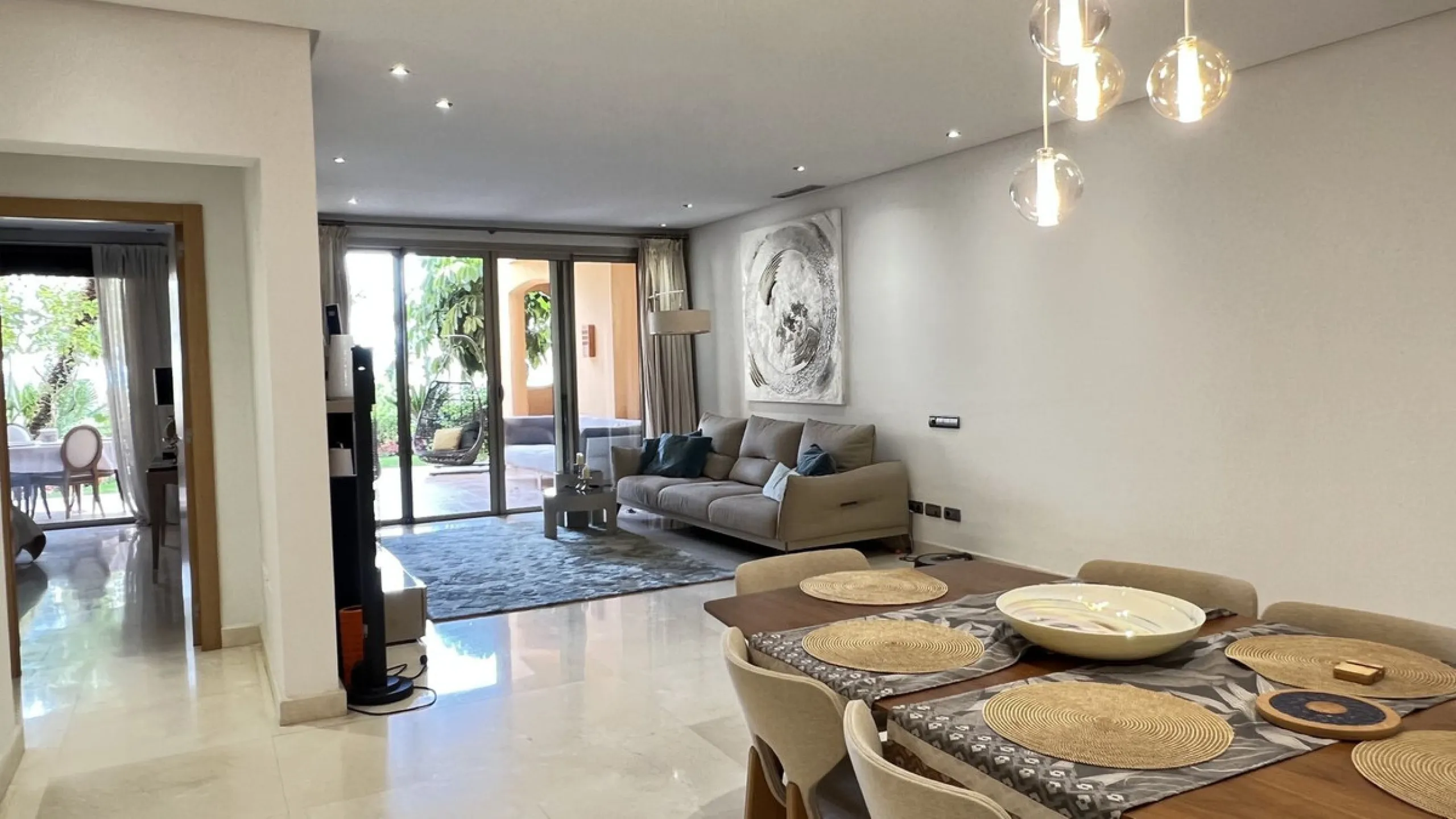 Located in the prestigious gated community of Mansion Club, in the heart of the renowned Sierra Blanca area, this elegant three-bedroom apartment offers an exclusive residential environment, surrounded by lush tropical gardens and an atmosphere of absolut