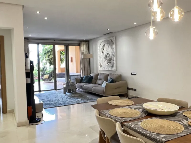 Located in the prestigious gated community of Mansion Club, in the heart of the renowned Sierra Blanca area, this elegant three-bedroom apartment offers an exclusive residential environment, surrounded by lush tropical gardens and an atmosphere of absolut