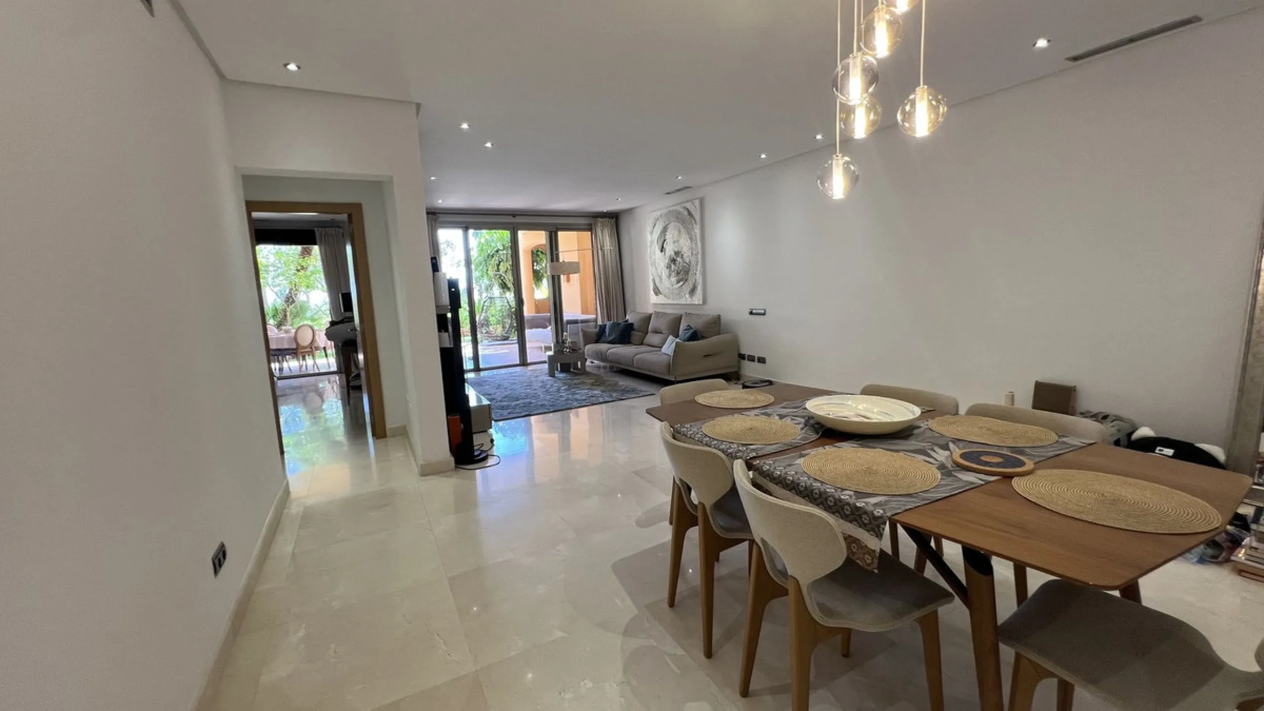 Located in the prestigious gated community of Mansion Club, in the heart of the renowned Sierra Blanca area, this elegant three-bedroom apartment offers an exclusive residential environment, surrounded by lush tropical gardens and an atmosphere of absolut