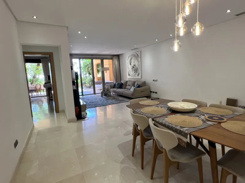 Located in the prestigious gated community of Mansion Club, in the heart of the renowned Sierra Blanca area, this elegant three-bedroom apartment offers an exclusive residential environment, surrounded by lush tropical gardens and an atmosphere of absolut