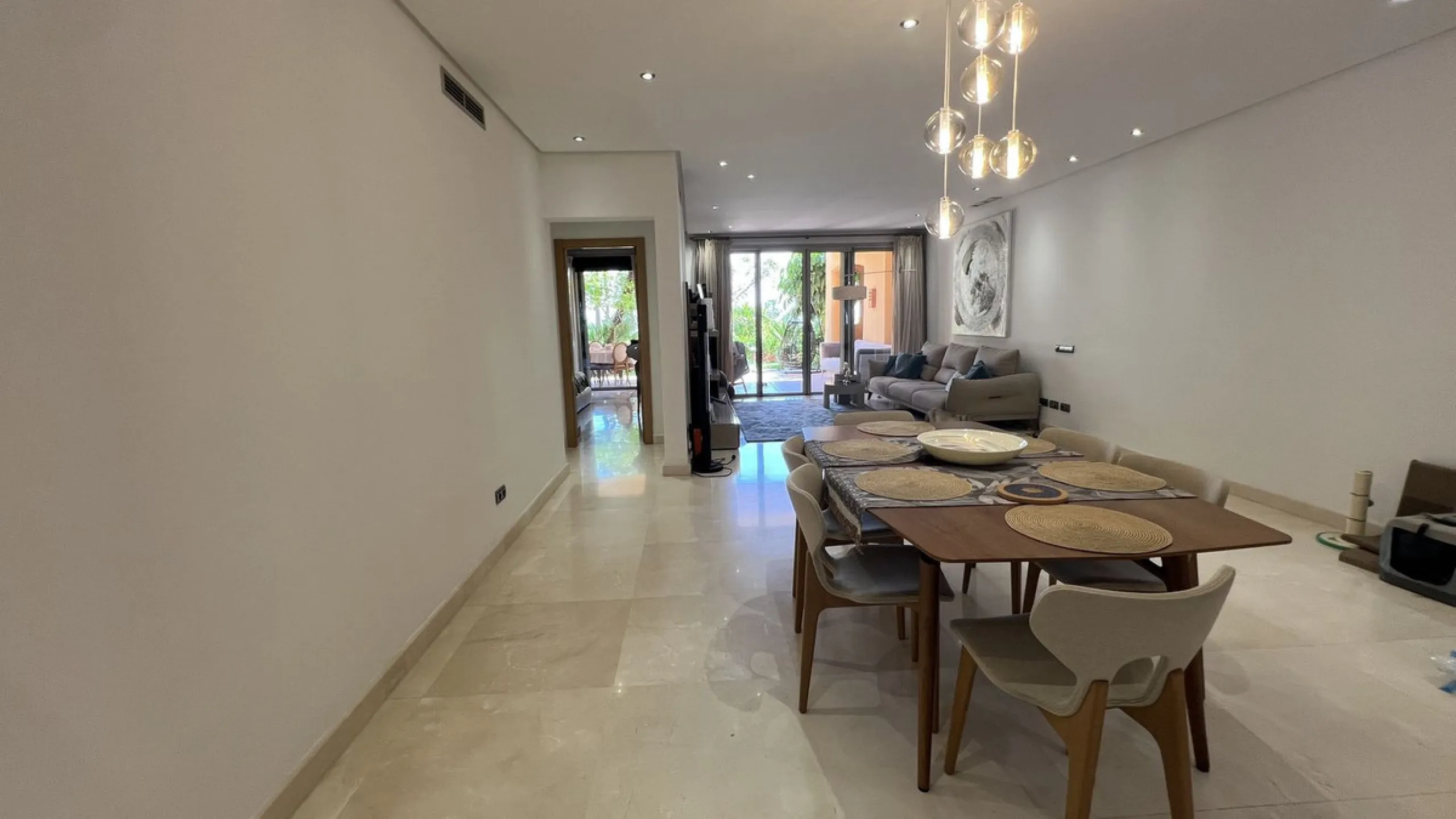Located in the prestigious gated community of Mansion Club, in the heart of the renowned Sierra Blanca area, this elegant three-bedroom apartment offers an exclusive residential environment, surrounded by lush tropical gardens and an atmosphere of absolut