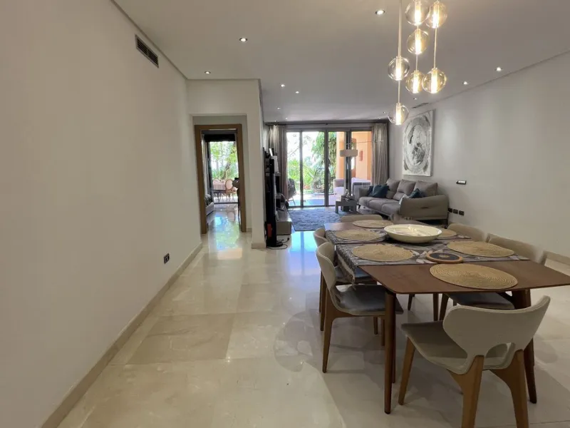 Located in the prestigious gated community of Mansion Club, in the heart of the renowned Sierra Blanca area, this elegant three-bedroom apartment offers an exclusive residential environment, surrounded by lush tropical gardens and an atmosphere of absolut
