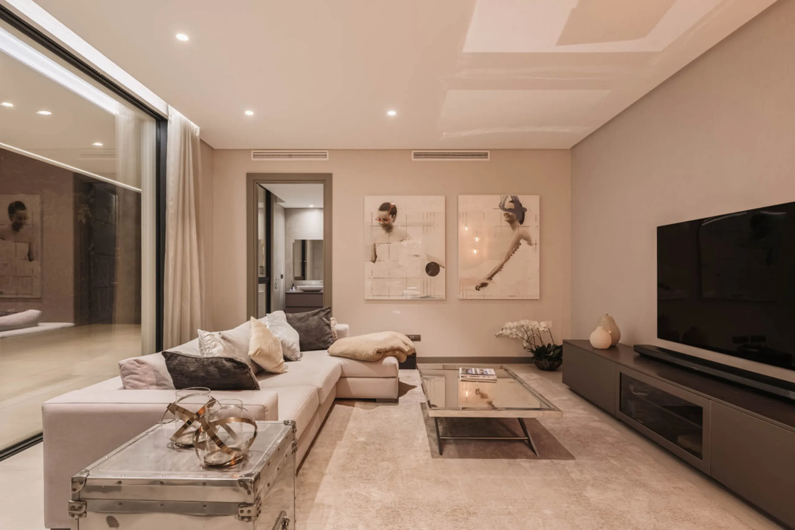 Designed by a distinguished architect, this villa is spread over two levels with an impressive built area. It features five luxurious bedrooms, each with its ensuite bathroom, an additional guest toilet, and a guest apartment that matches the main villa's