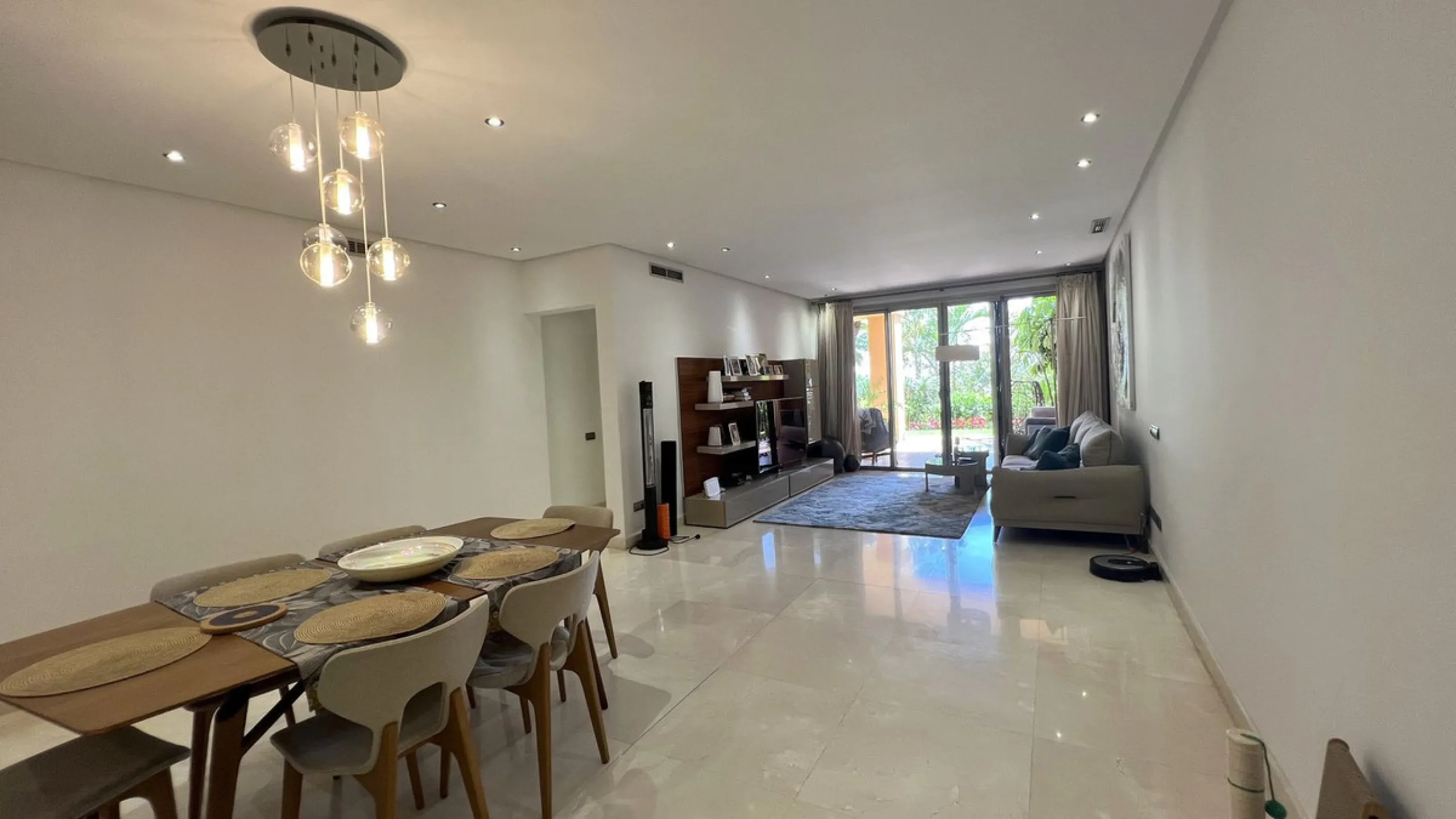 Located in the prestigious gated community of Mansion Club, in the heart of the renowned Sierra Blanca area, this elegant three-bedroom apartment offers an exclusive residential environment, surrounded by lush tropical gardens and an atmosphere of absolut