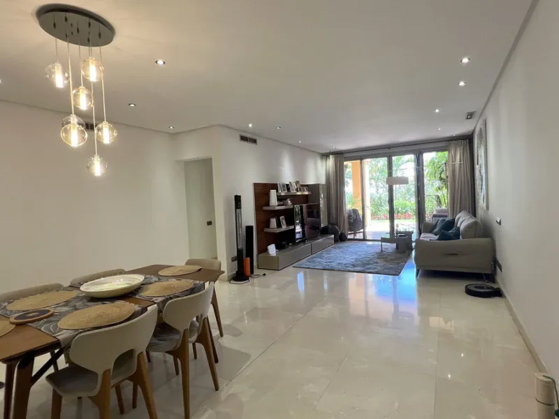 Located in the prestigious gated community of Mansion Club, in the heart of the renowned Sierra Blanca area, this elegant three-bedroom apartment offers an exclusive residential environment, surrounded by lush tropical gardens and an atmosphere of absolut