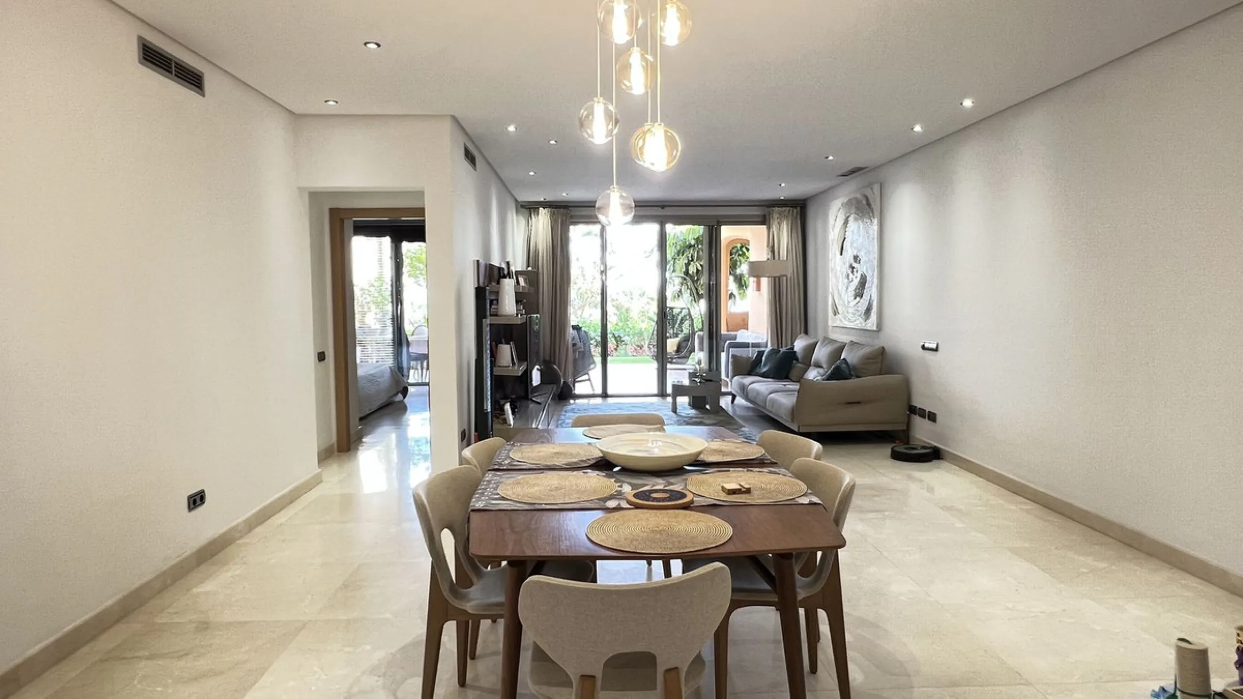 Located in the prestigious gated community of Mansion Club, in the heart of the renowned Sierra Blanca area, this elegant three-bedroom apartment offers an exclusive residential environment, surrounded by lush tropical gardens and an atmosphere of absolut