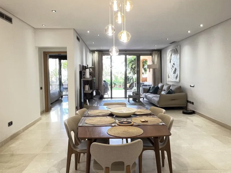 Located in the prestigious gated community of Mansion Club, in the heart of the renowned Sierra Blanca area, this elegant three-bedroom apartment offers an exclusive residential environment, surrounded by lush tropical gardens and an atmosphere of absolut