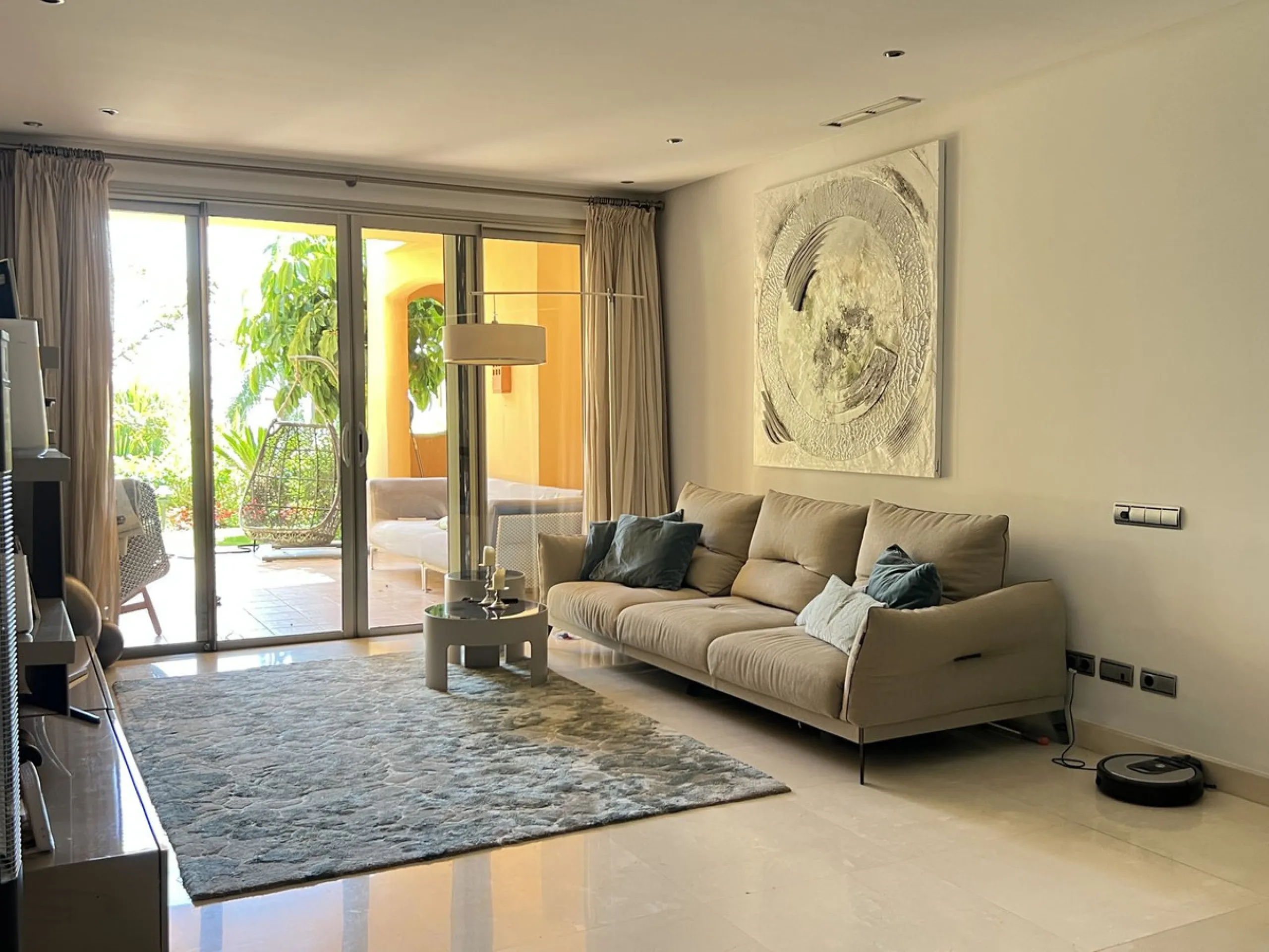 Located in the prestigious gated community of Mansion Club, in the heart of the renowned Sierra Blanca area, this elegant three-bedroom apartment offers an exclusive residential environment, surrounded by lush tropical gardens and an atmosphere of absolut